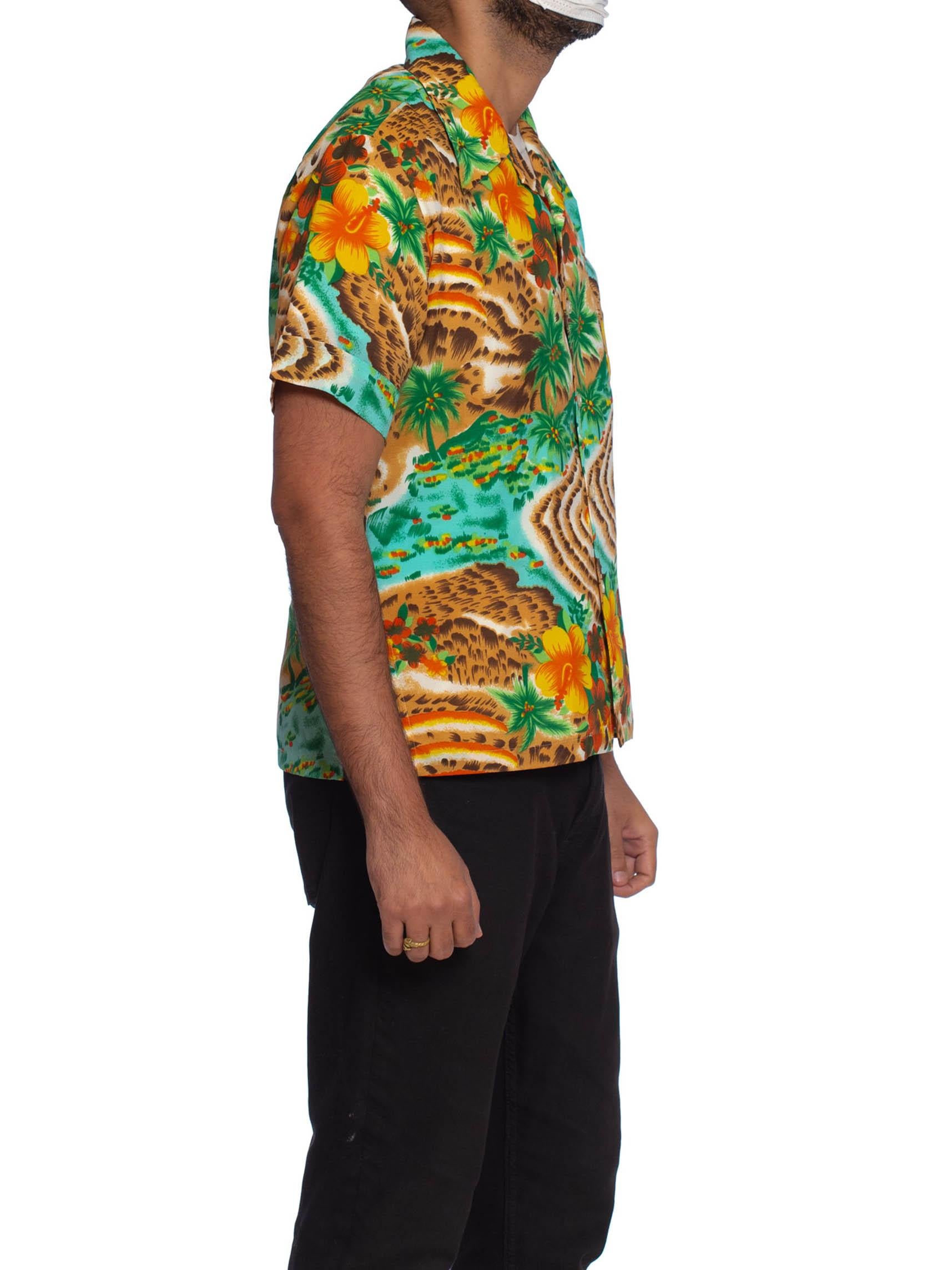 Chemise en polyester tropicale multicolore des années 1970 pour hommes avec imprimé scénique léopard en vente 3