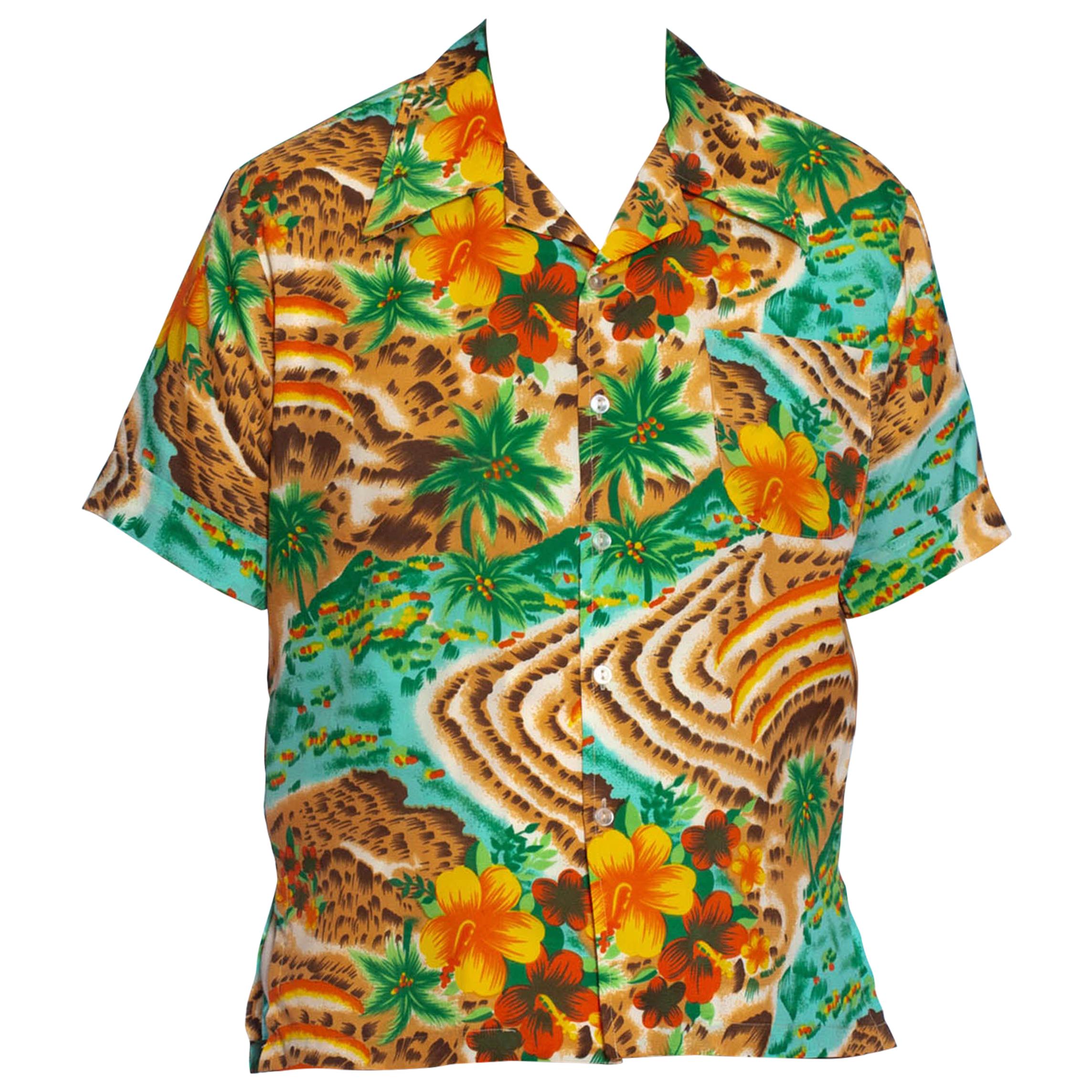 Chemise en polyester tropicale multicolore des années 1970 pour hommes avec imprimé scénique léopard en vente