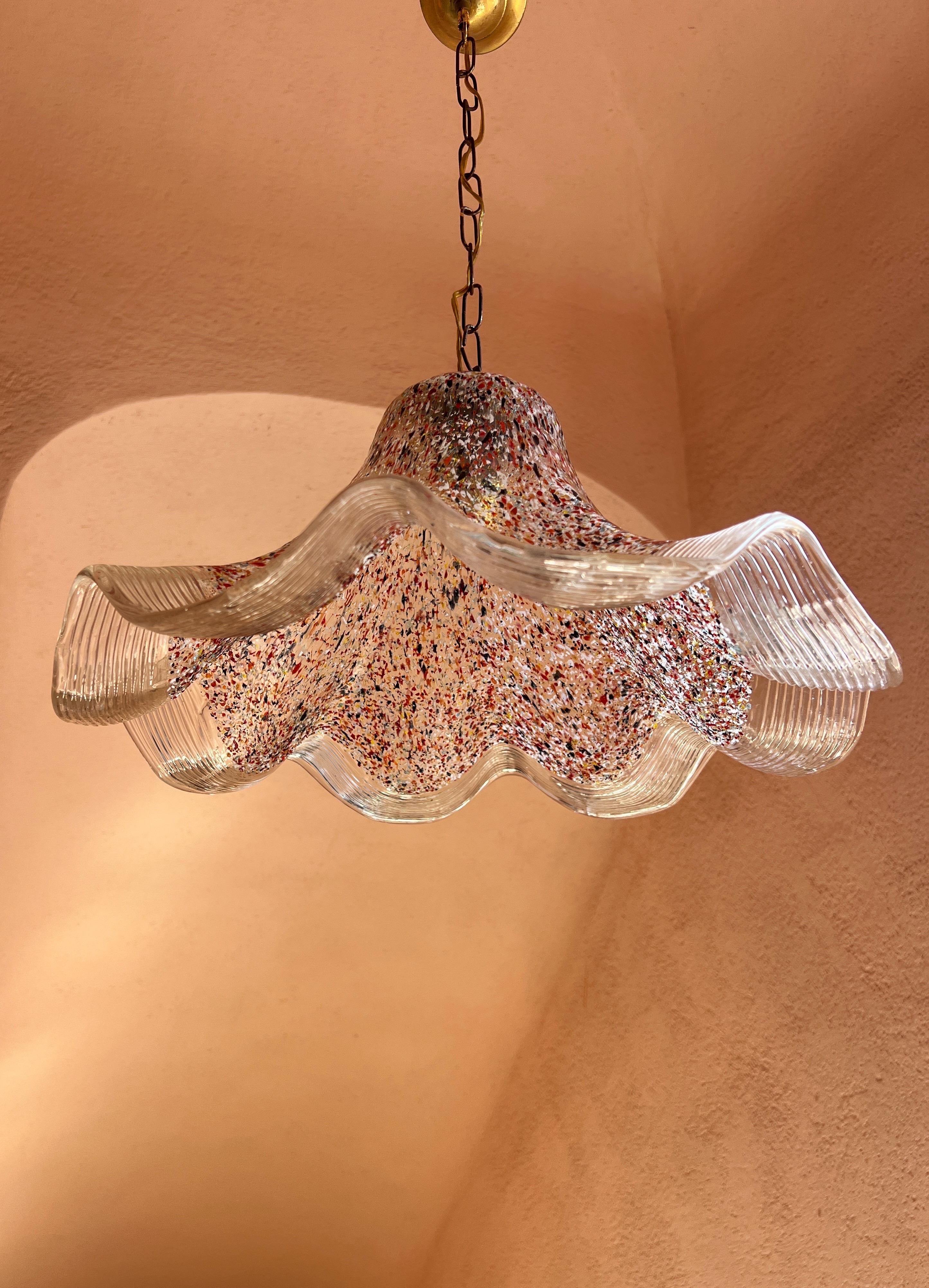 1970er Jahre Mehrfarbiges Vintage Murano-Glas Pendelleuchte 

Eine schöne Pendelleuchte aus Glas im Vintage-Stil mit einem floral inspirierten Schirm. Es ist anmutig, dekorativ und charaktervoll.

Der originelle Glasschirm ist wie eine blühende
