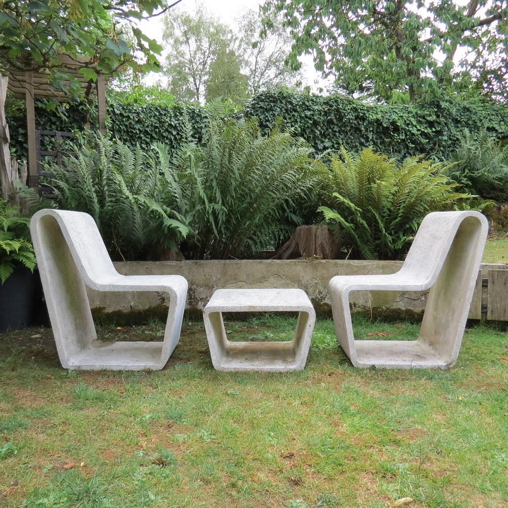 Wonderful Brutalist Garden chairs and table set. 
The set dates from the 1970s and is made from reinforced concrete; white cement and exposed aggregate. 
Very nicely made, good quality and a very great stylish set.
Two loop chairs and one loop