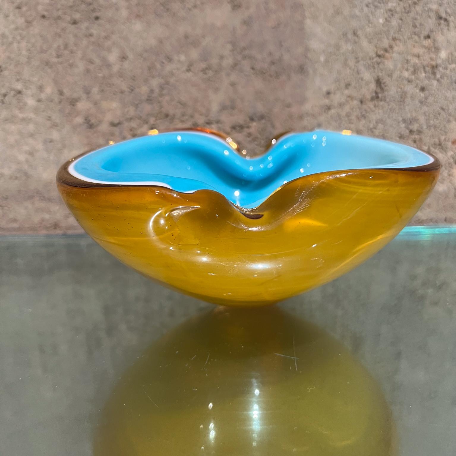 1970 Murano Art Glass Turquoise Amber Geode Bowl (bol à géode) 
Couleur luxuriante, forme organique sensuelle
2,75 h x 5 p x 6,13
Etat d'origine vintage d'occasion
Se référer aux images présentes.