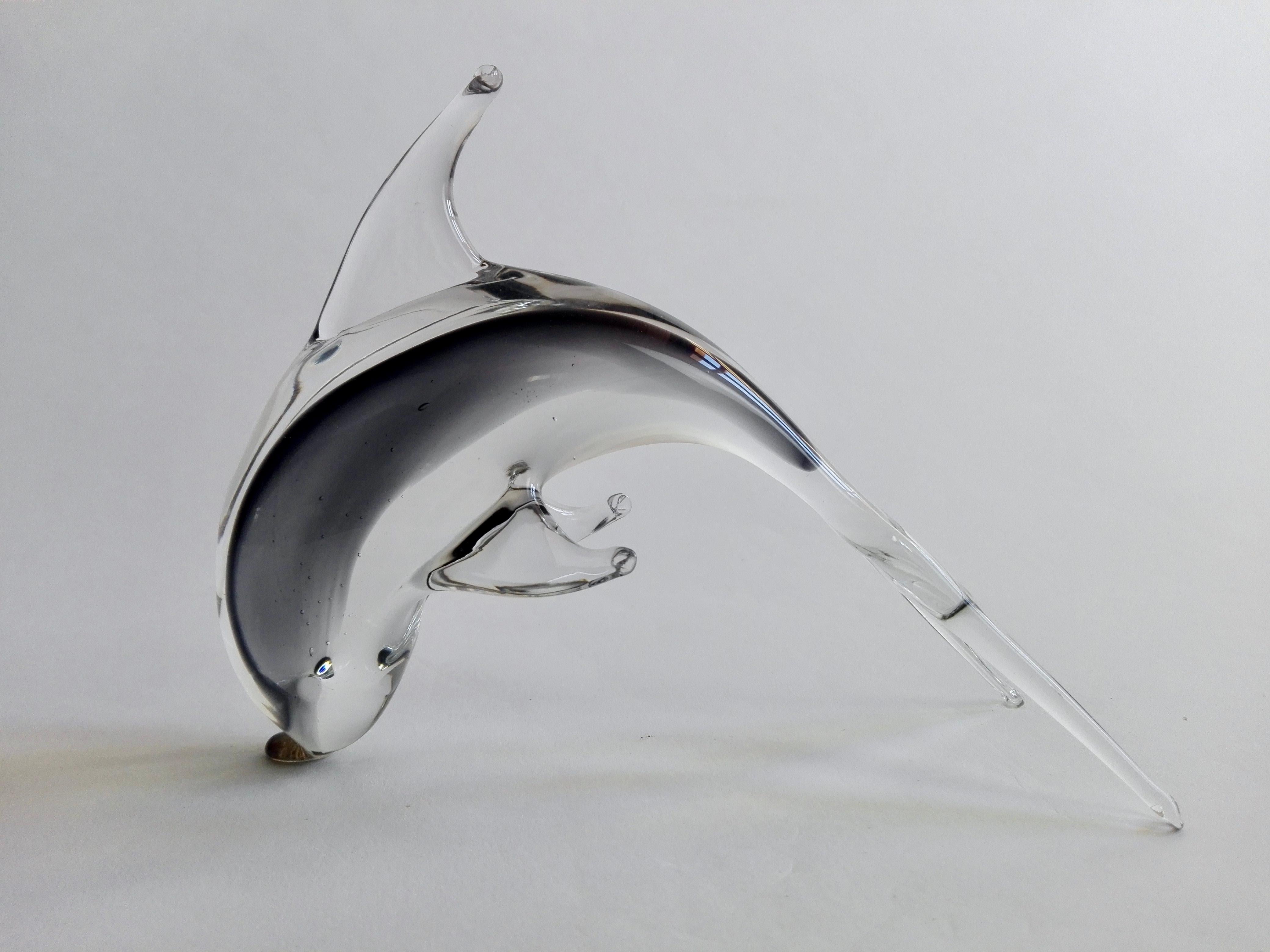 Moderne Sculpture d'art en verre clair et fumé de Murano des années 1970, représentant un dauphin. en vente
