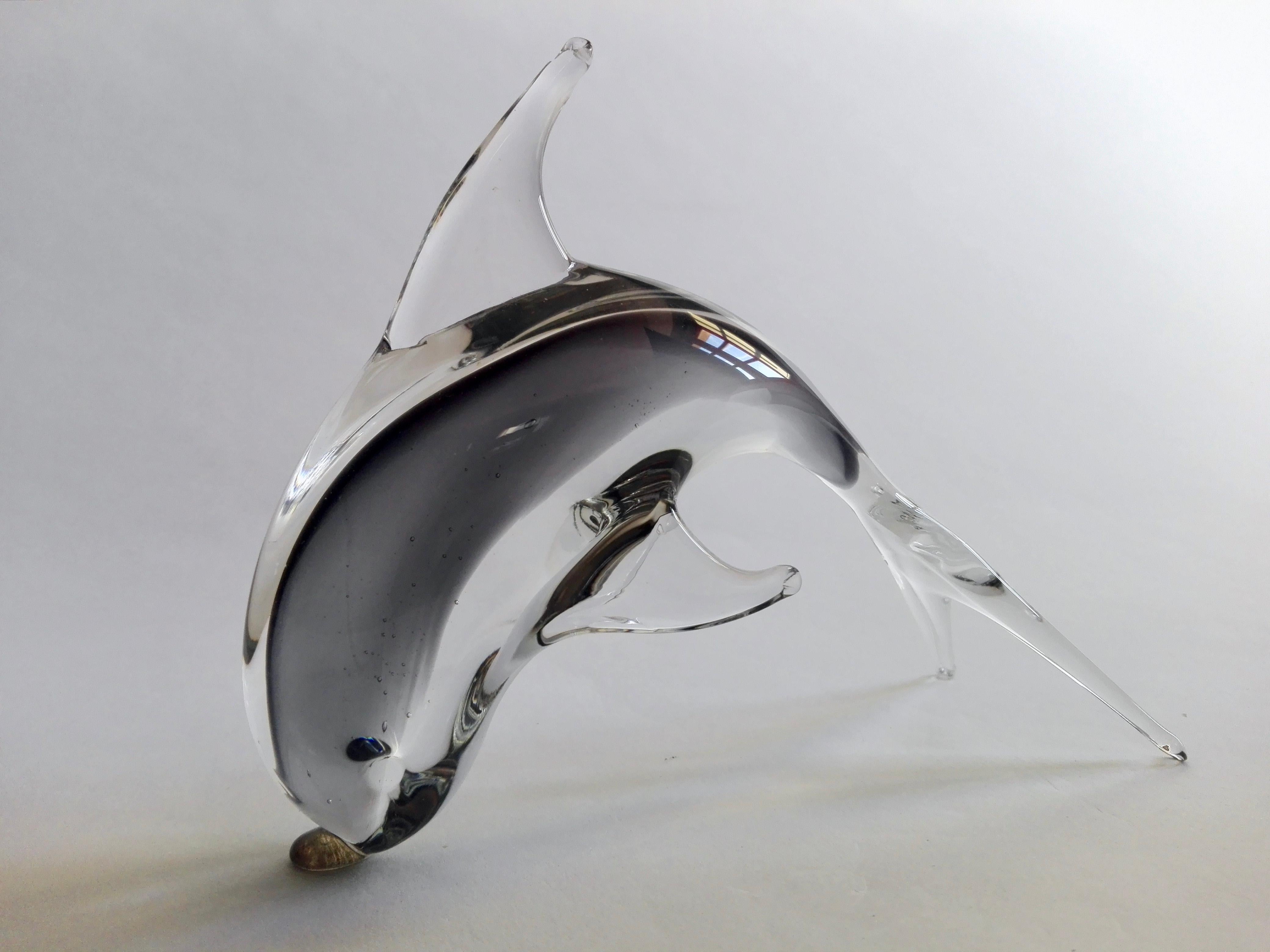 Sculpture d'art en verre clair et fumé de Murano des années 1970, représentant un dauphin. Bon état - En vente à Caprino Veronese, VR