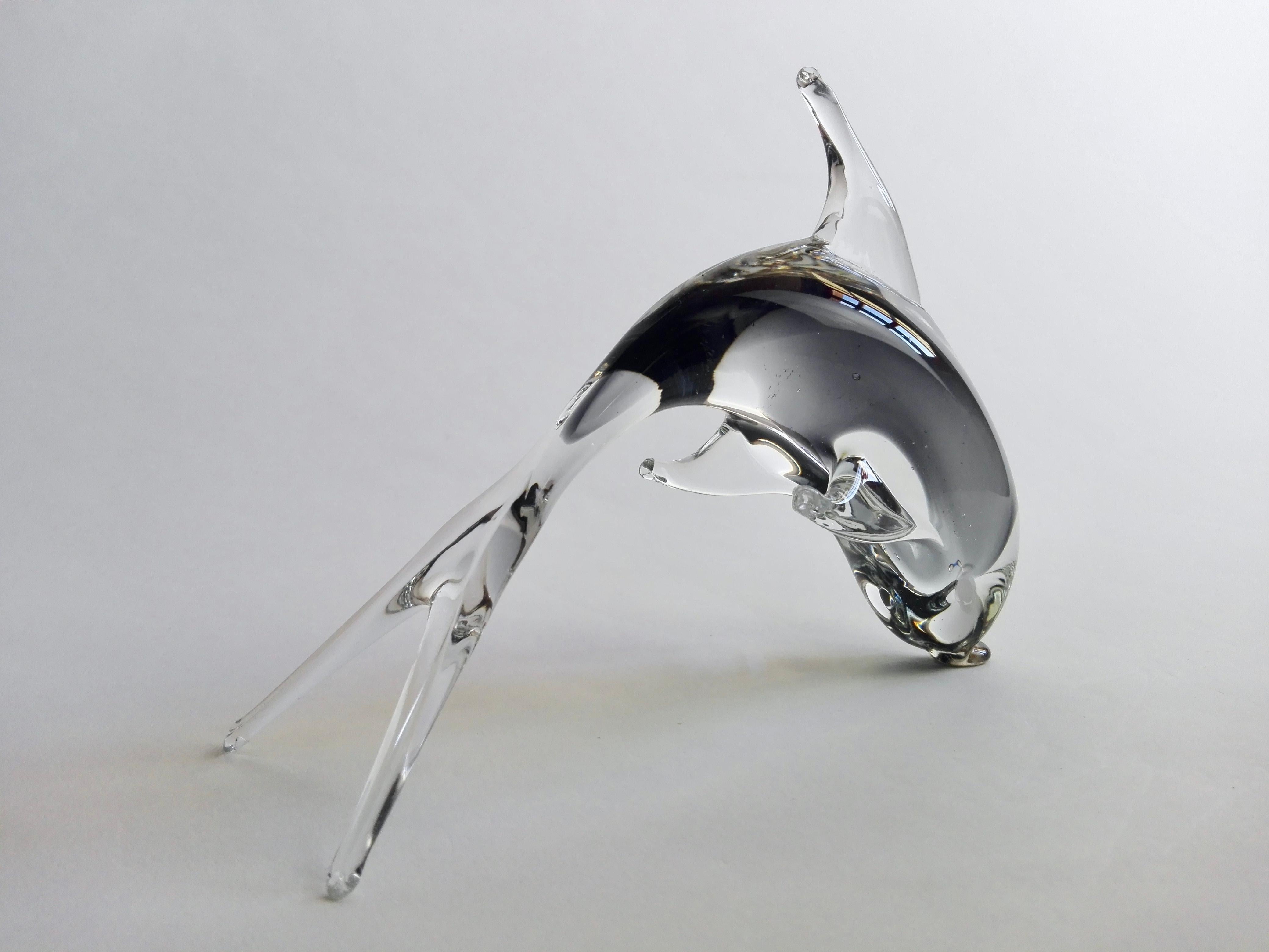 Verre d'art Sculpture d'art en verre clair et fumé de Murano des années 1970, représentant un dauphin. en vente