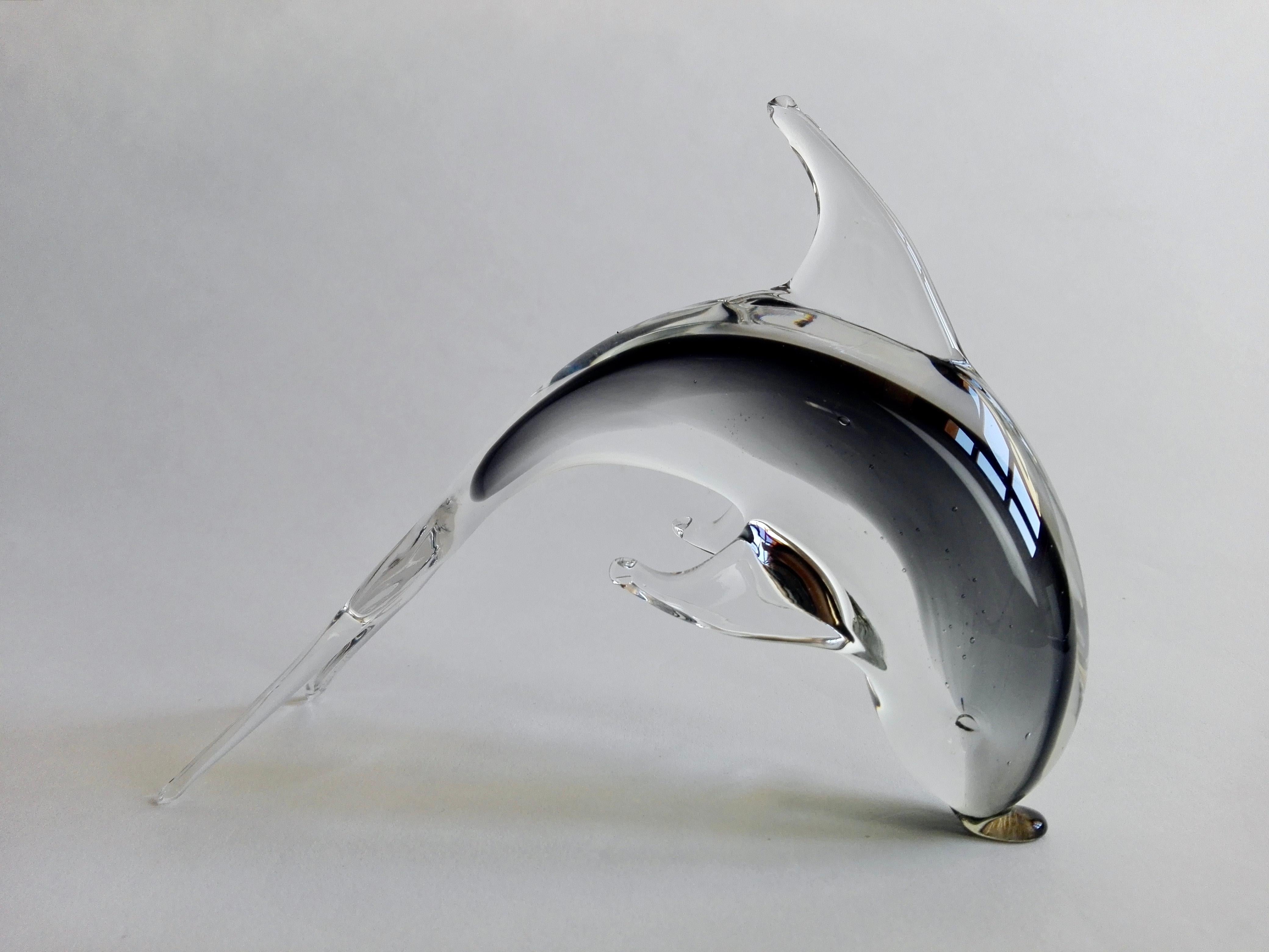 Sculpture d'art en verre clair et fumé de Murano des années 1970, représentant un dauphin. en vente 1