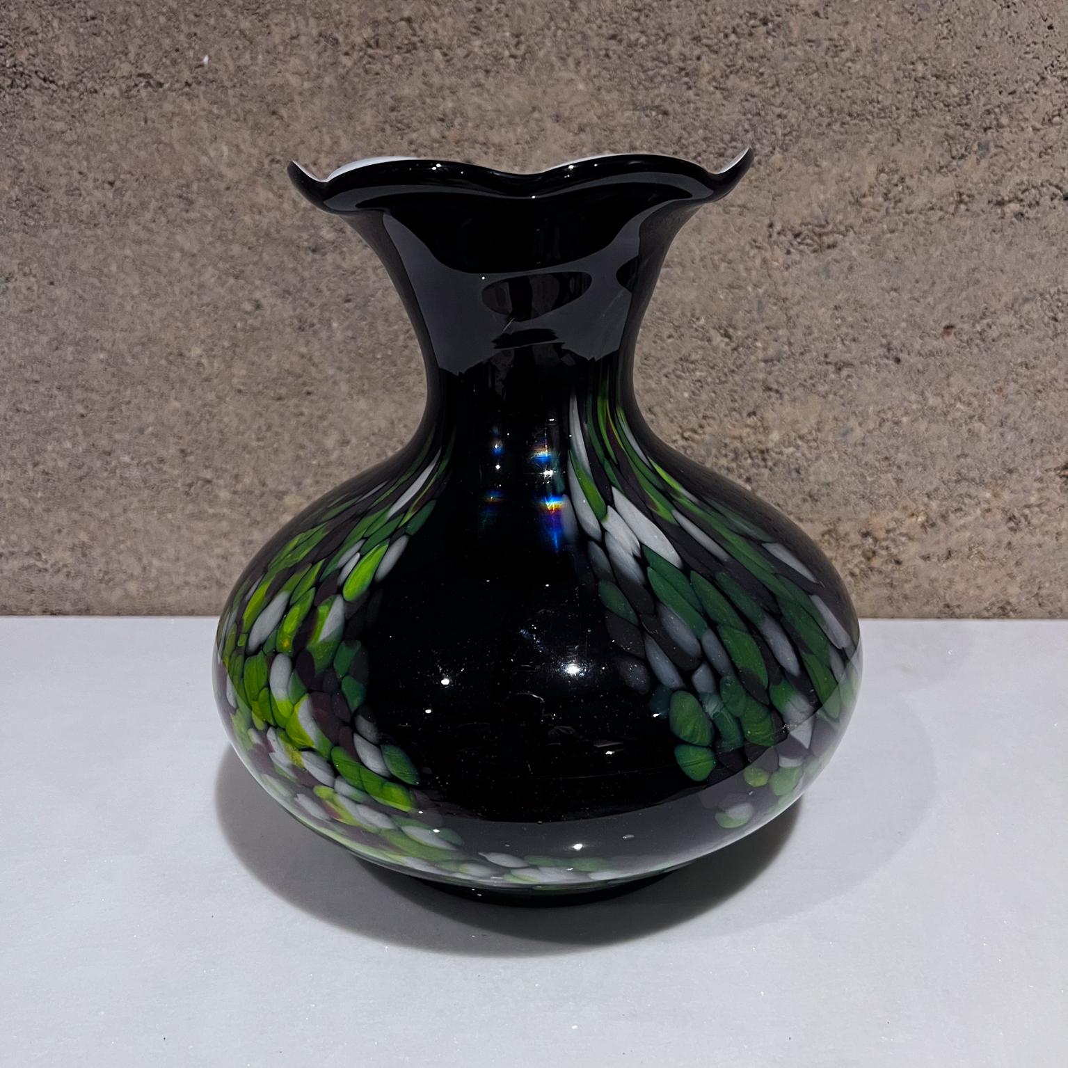 AMBIANIC presents
1970s Murano Confetti Speckled Ruffled Edge Art Glass Vase Italy
Hand Blown Glass
Unmarked
 8.25 h x 7.5 diameter
Original vintage preowned condition
Refer to images.
