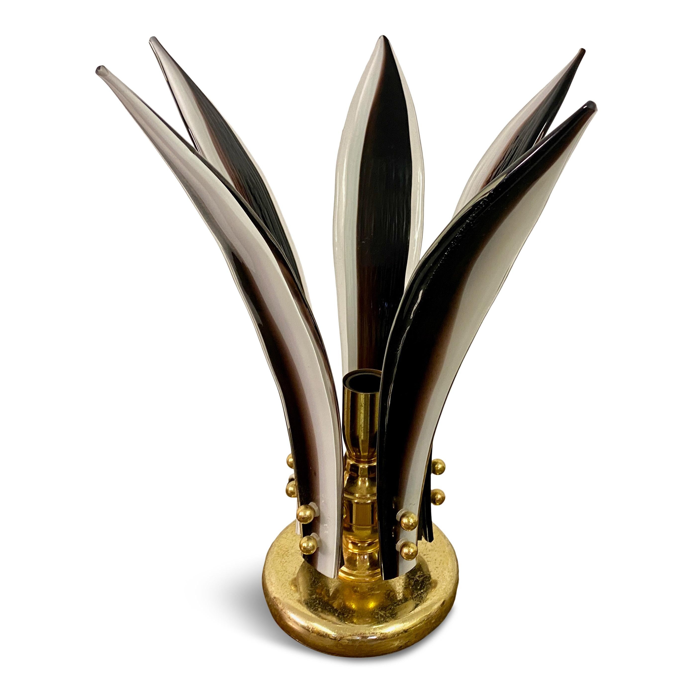 Tischlampe

Murano-Glas-Federn

Beschläge aus Messing

Goldfarbener Metallsockel

Italien 1970er Jahre