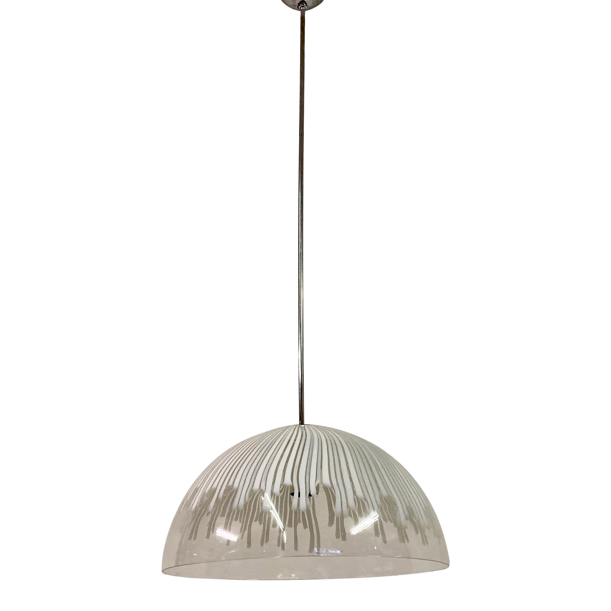 Colgante de techo

Pantalla de medio globo de cristal de Murano

Vástago de acero

Años 60/70 Italia

 