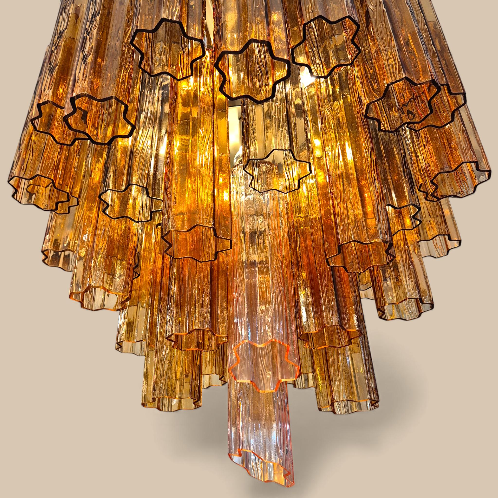 Lámpara de cristal de Murano de los años setenta con pantallas anaranjadas polilobuladas tubos, Italia finales del siglo XX en venta