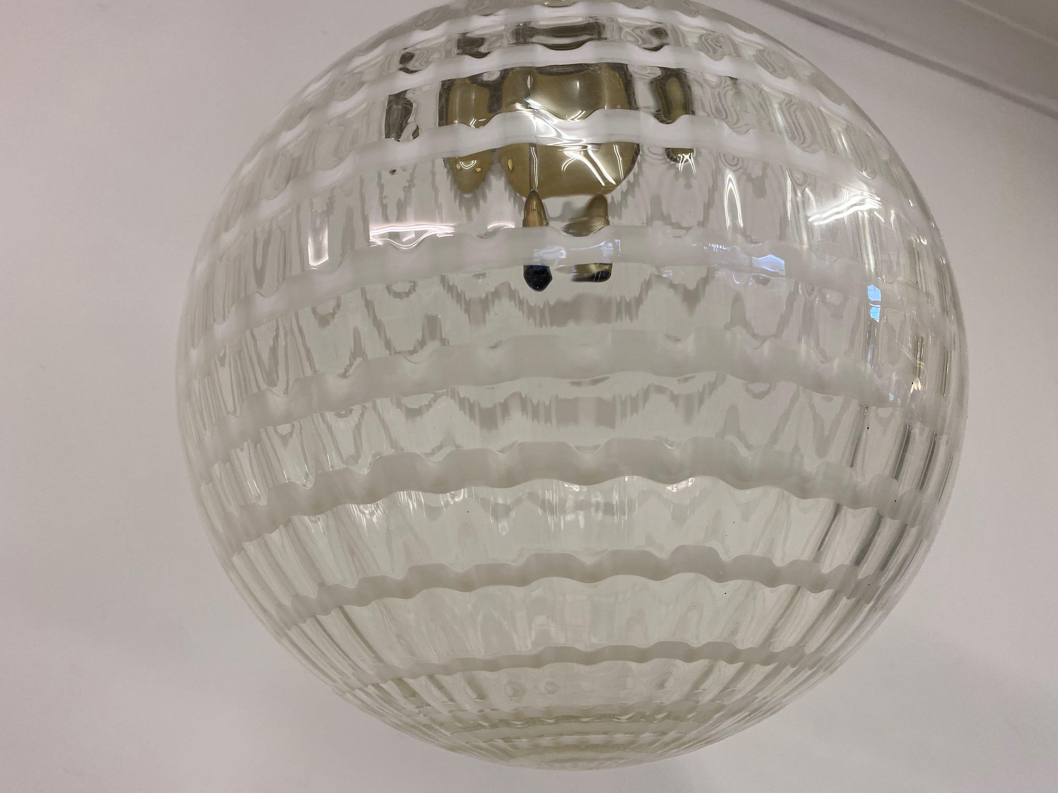 Lampe à suspension globe en verre de Murano des années 1970 en vente 3