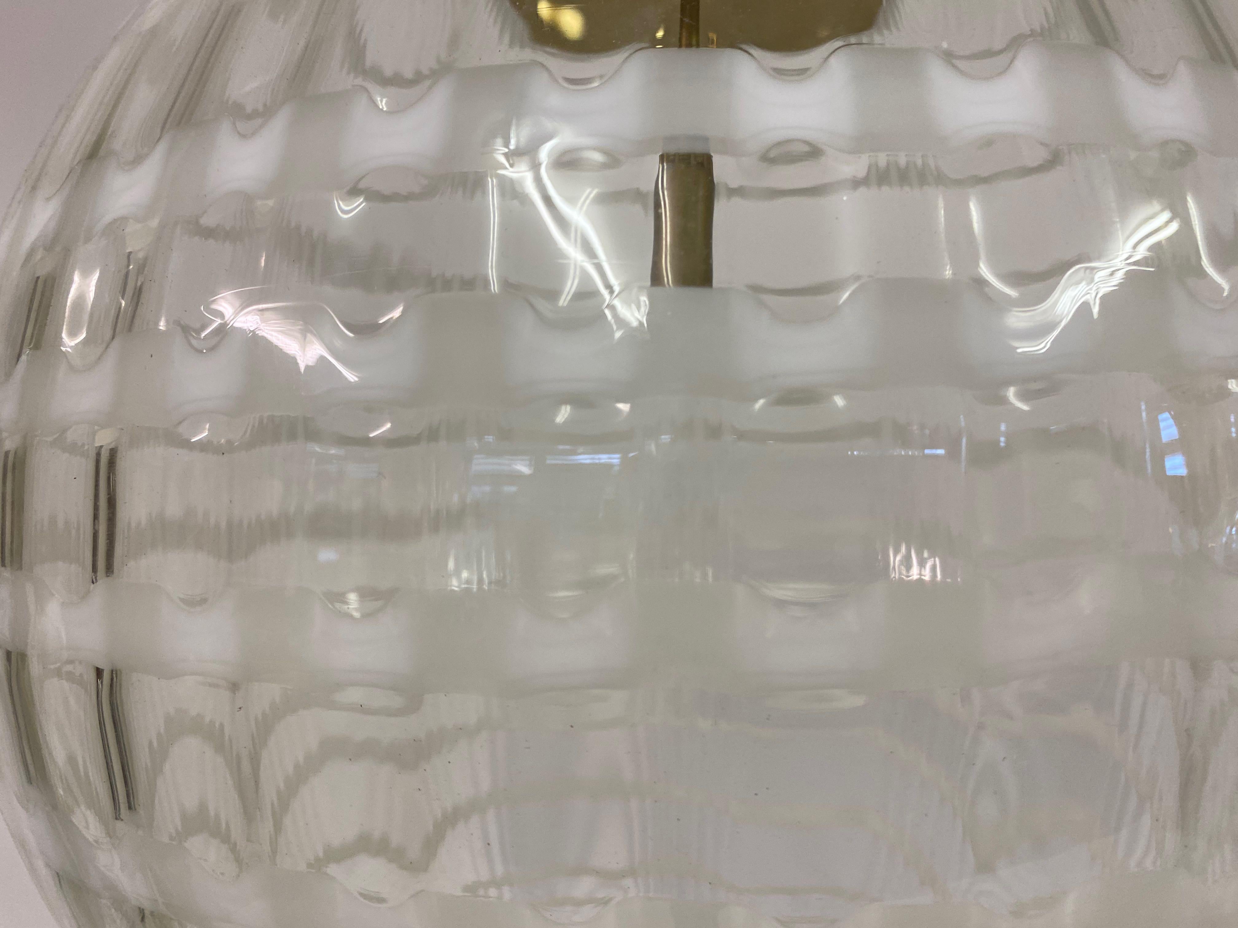 italien Lampe à suspension globe en verre de Murano des années 1970 en vente