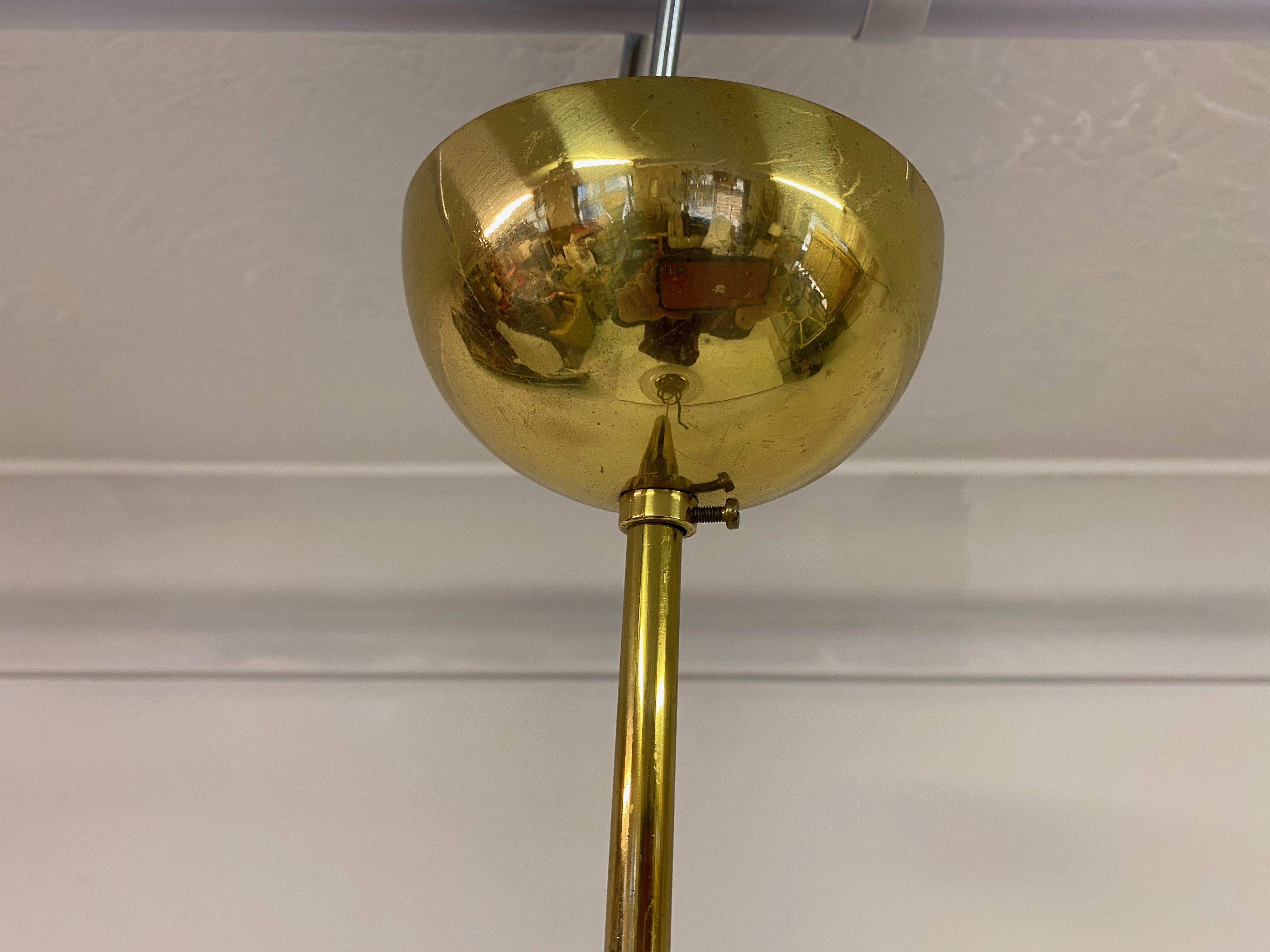 Laiton Lampe à suspension globe en verre de Murano des années 1970 en vente