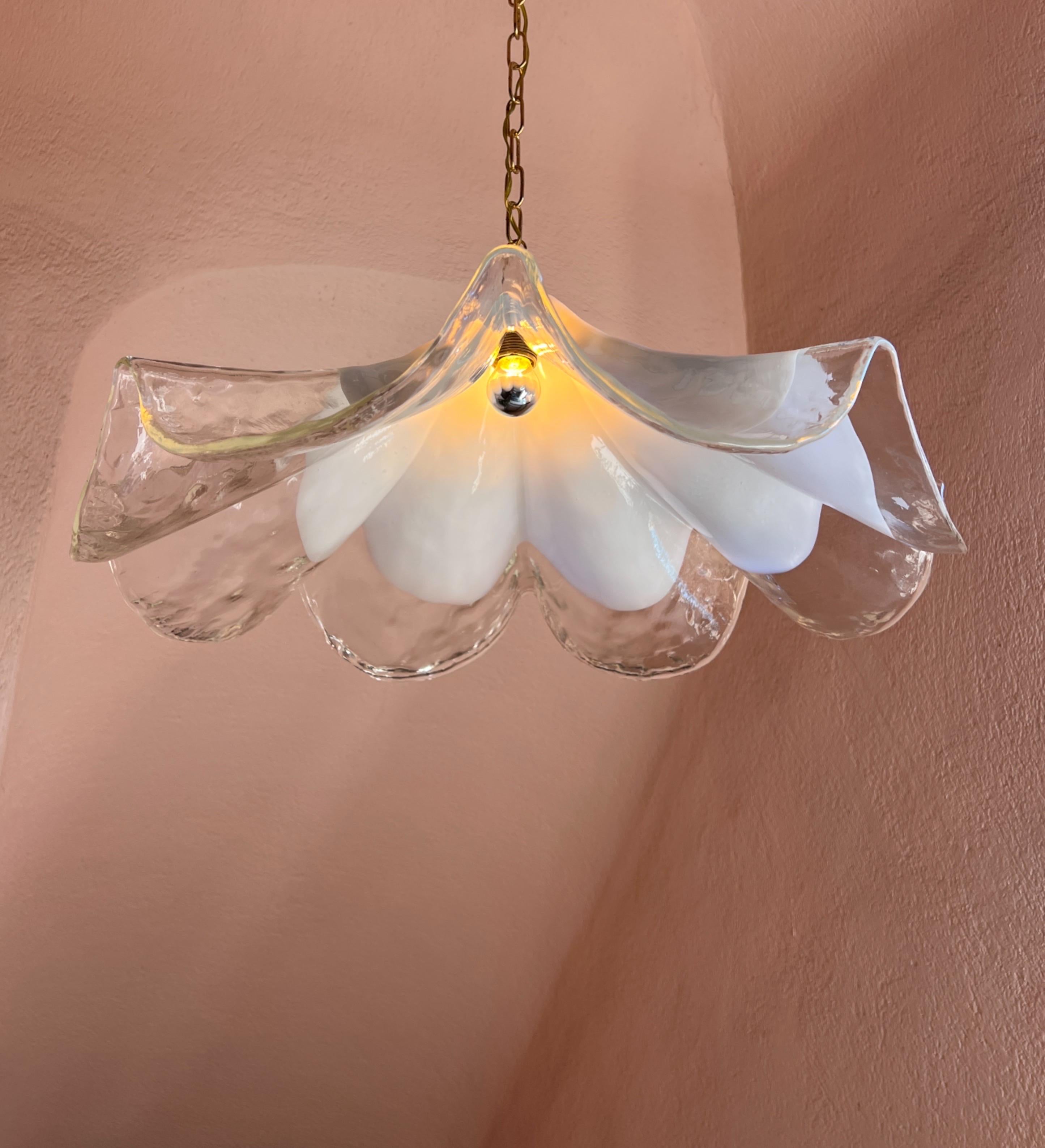 Whiting, grande pendente in vetro di Murano bianco e trasparente, realizzato da La Murrina negli anni '70. Firmato dal creatore. Il vetro stesso è magistralmente modellato in un grande fiore sbocciato, che irradia luce in modo meravigliosamente