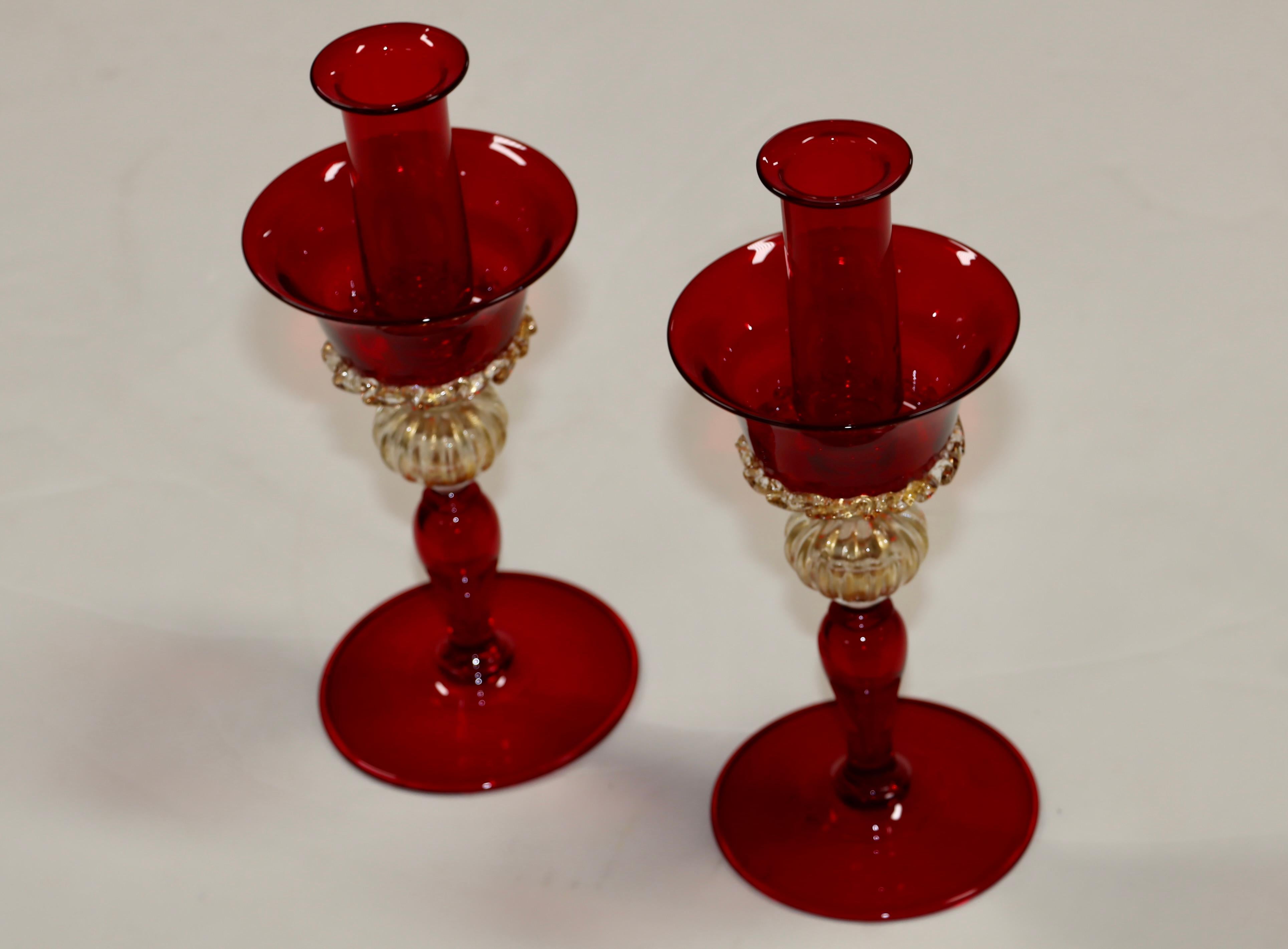 Wunderschönes Paar moderner signierter Murano-Glas-Kerzenhalter in Rot und Gold aus den 1970er Jahren, in originalem Vintage-Zustand mit leichten alters- und gebrauchsbedingten Gebrauchsspuren und Patina.