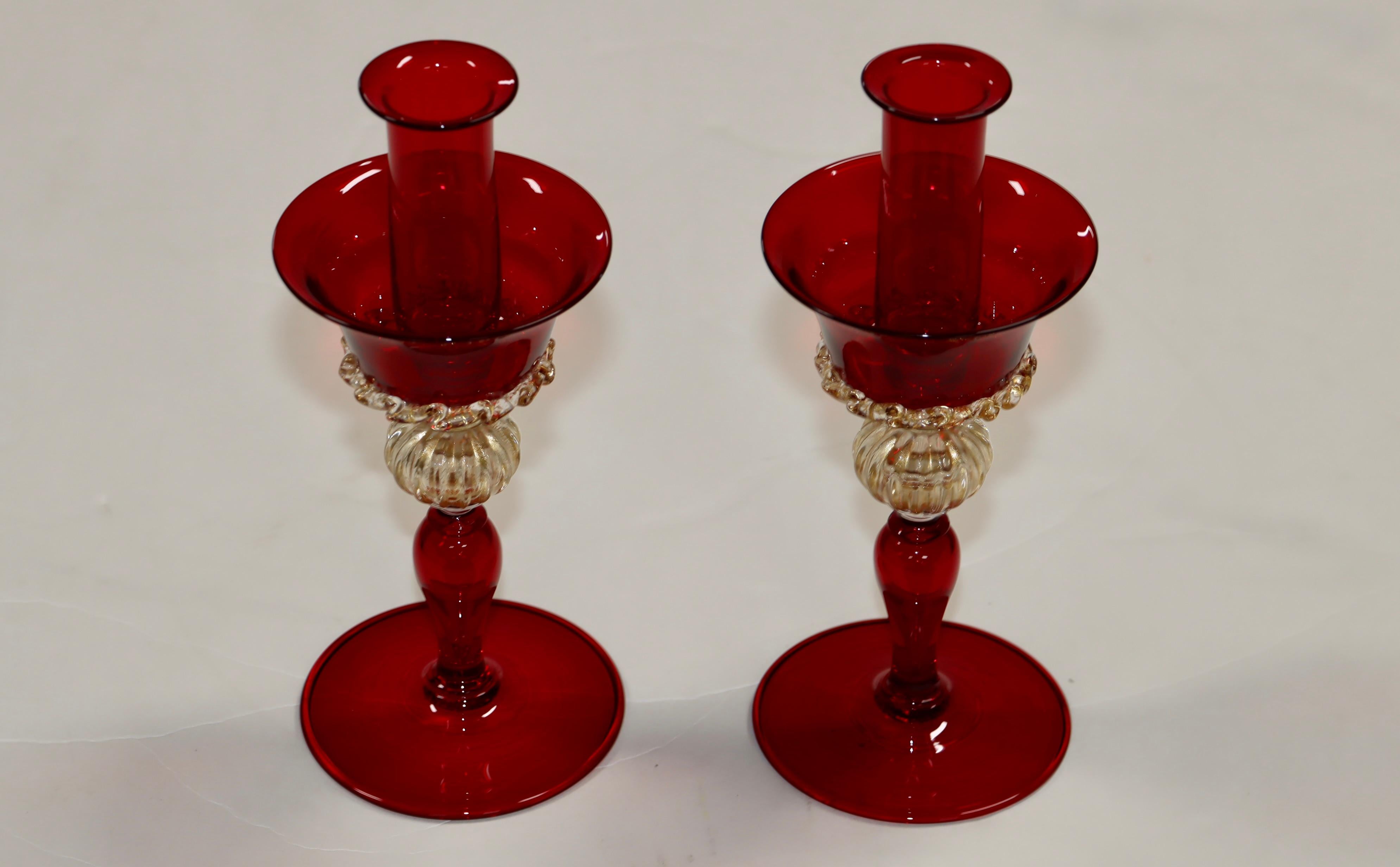 Mid-Century Modern Bougeoirs rouge et or en verre de Murano des années 1970 en vente