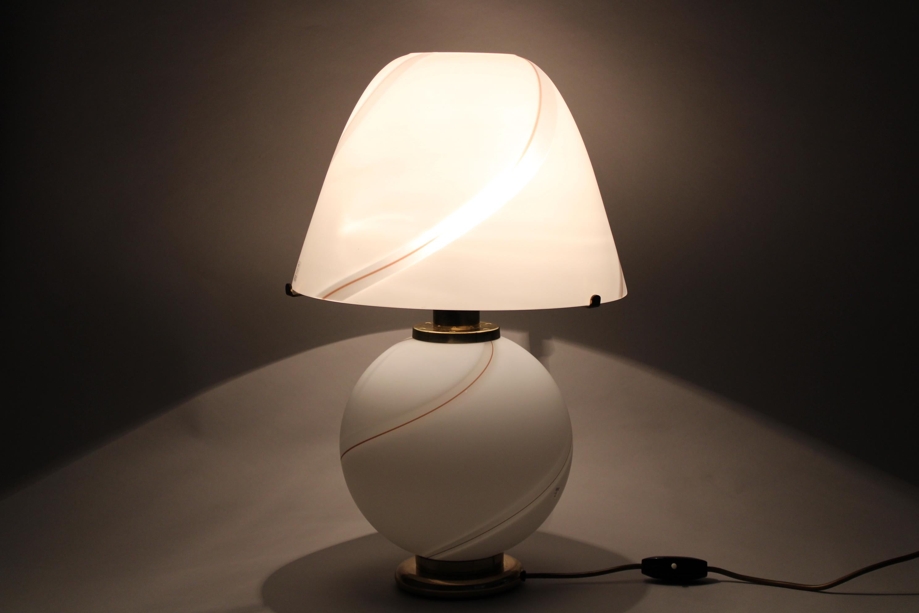 Lampada da tavolo in vetro di Murano degli anni '70, Italia in vendita 6