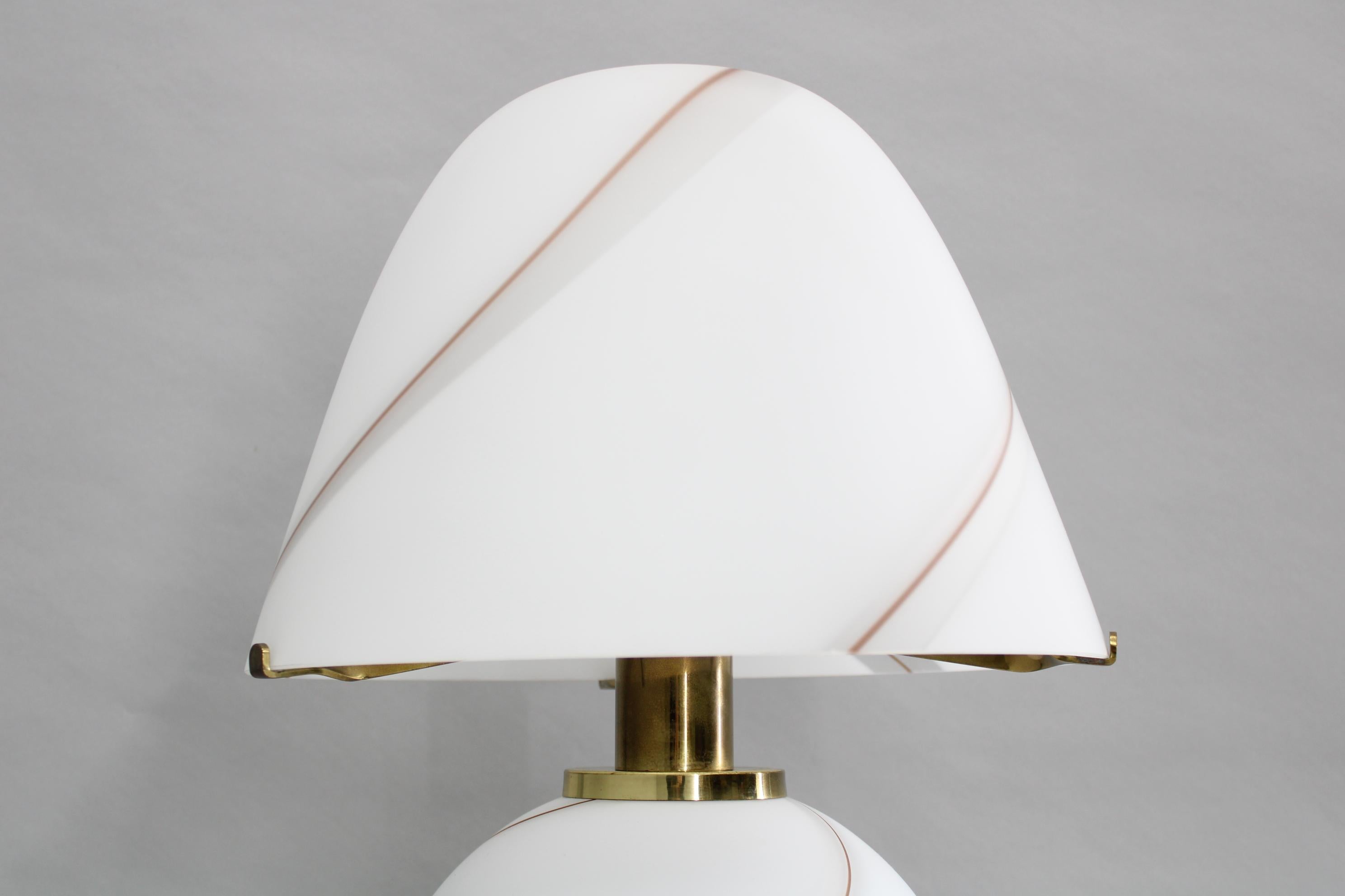 Mid-Century moderno Lampada da tavolo in vetro di Murano degli anni '70, Italia in vendita