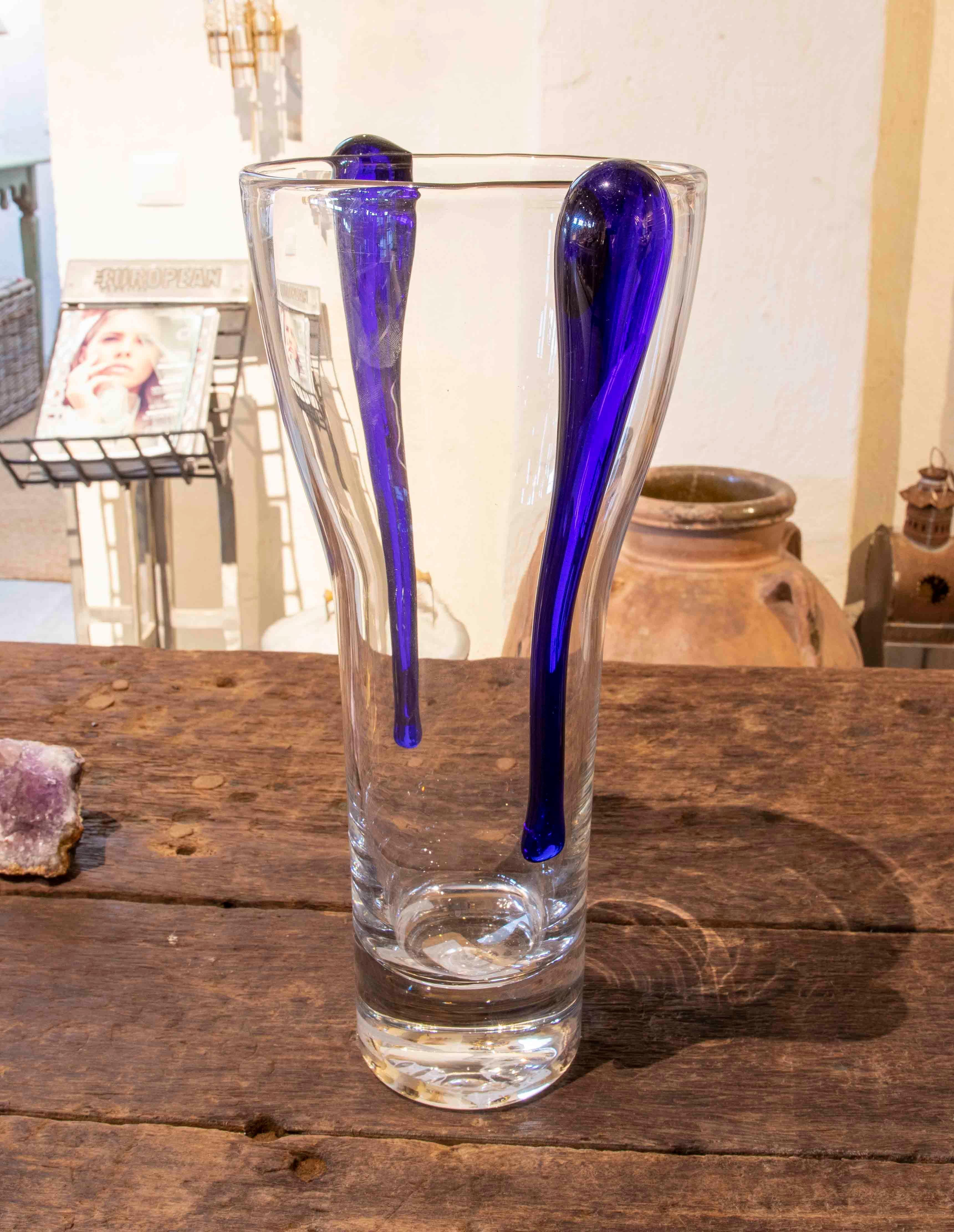 italien Vase en verre de Murano des années 1970 avec décoration bleue sur les côtés en vente