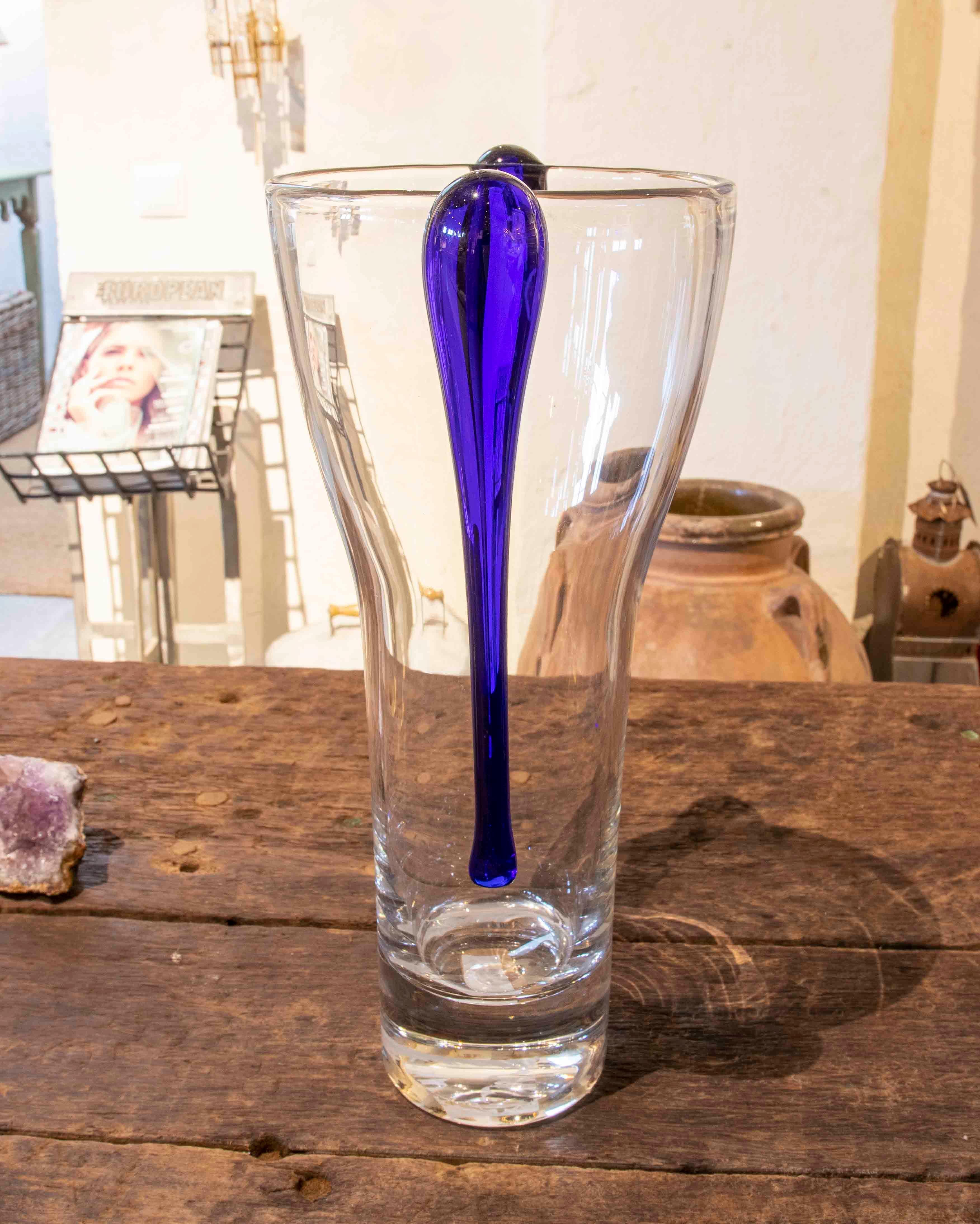 1970s Murano Glass Vase with Blue Decoration on the Sides In Good Condition For Sale In Marbella, ES