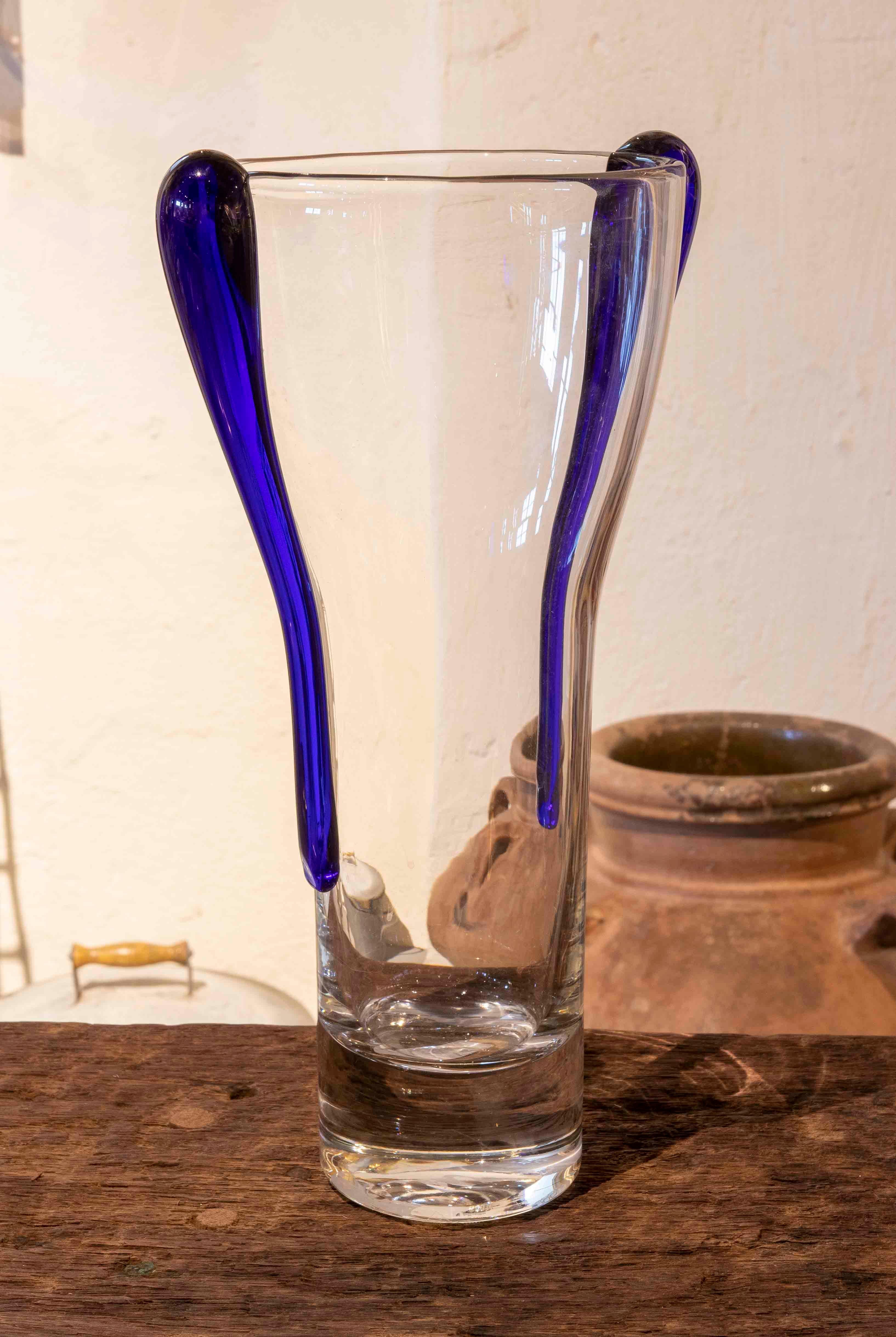 Verre Vase en verre de Murano des années 1970 avec décoration bleue sur les côtés en vente