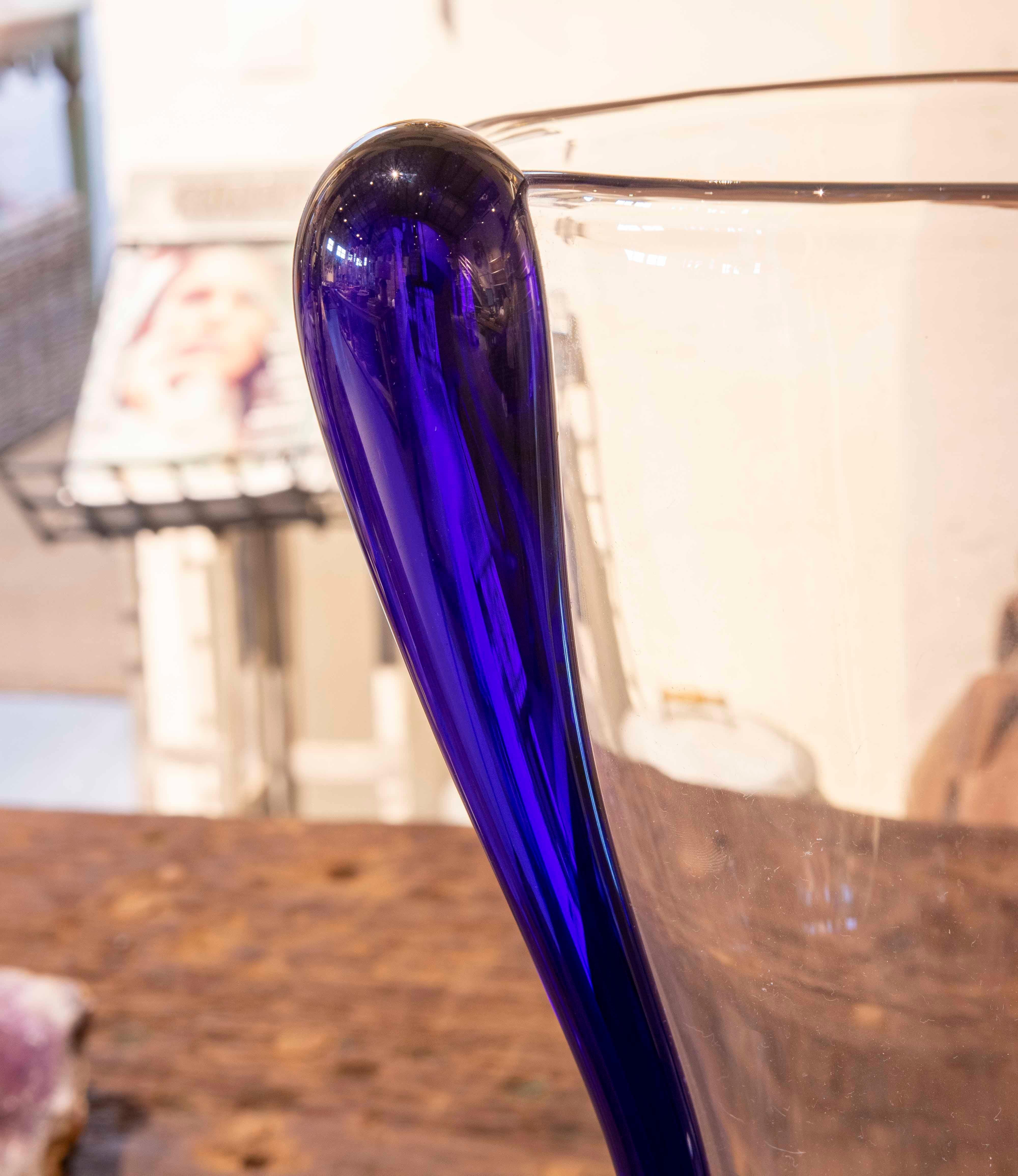 Vase en verre de Murano des années 1970 avec décoration bleue sur les côtés en vente 1