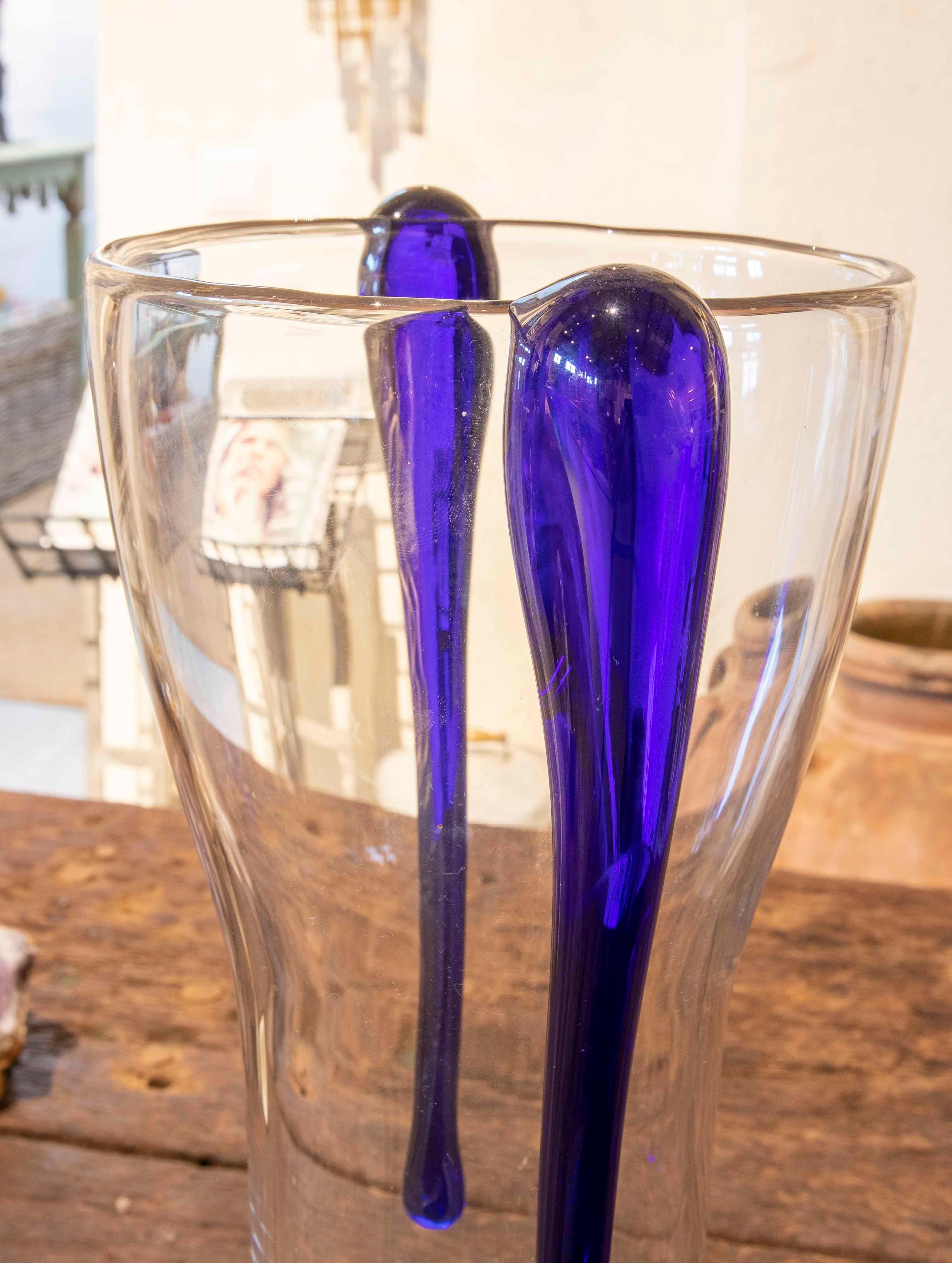Vase en verre de Murano des années 1970 avec décoration bleue sur les côtés en vente 2