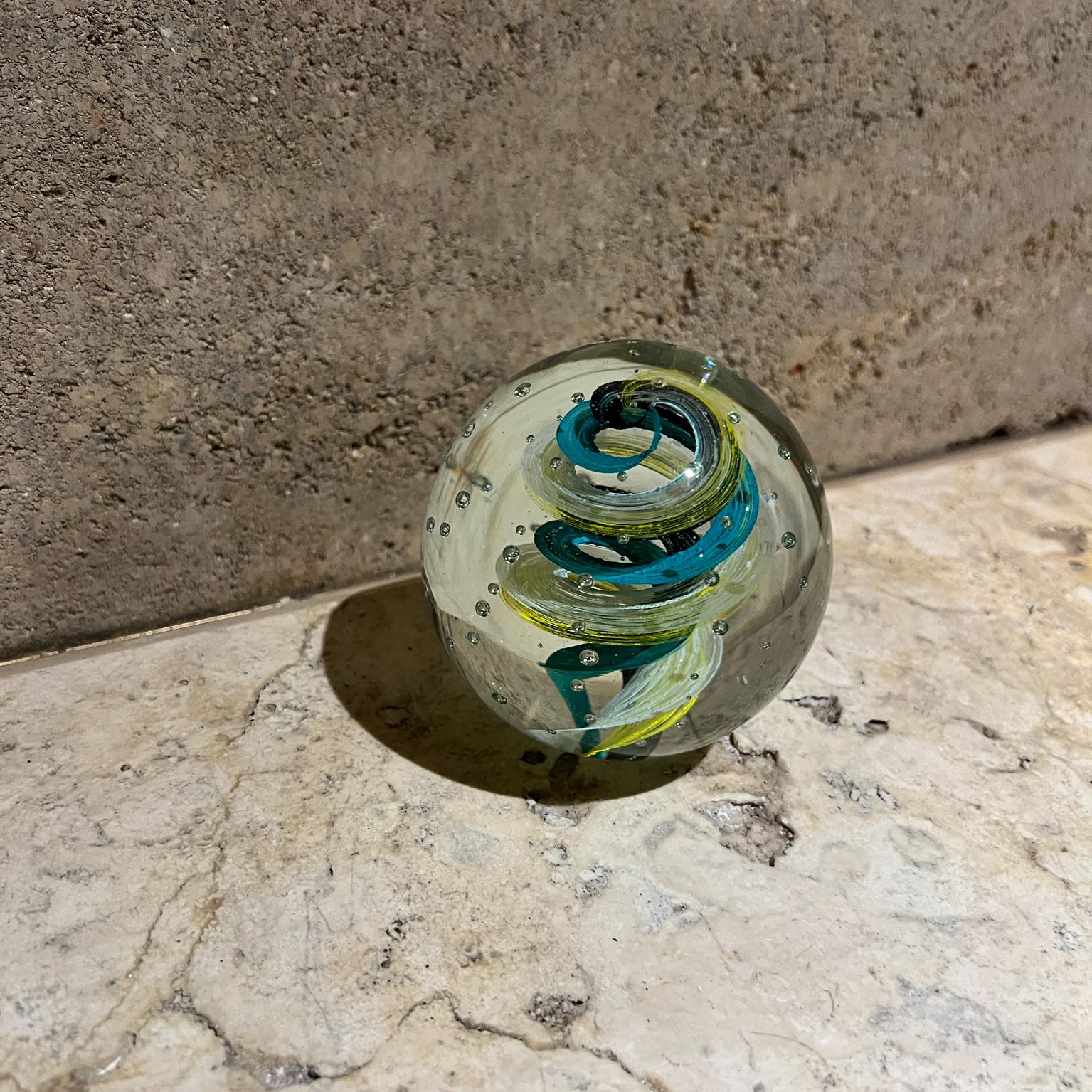 AMBIANIC présente
Presse-papier en verre d'art Murano Sommerso
attribution non signée Murano
3,75 h x 3,5 diamètre
Vintage By
Se référer aux images fournies