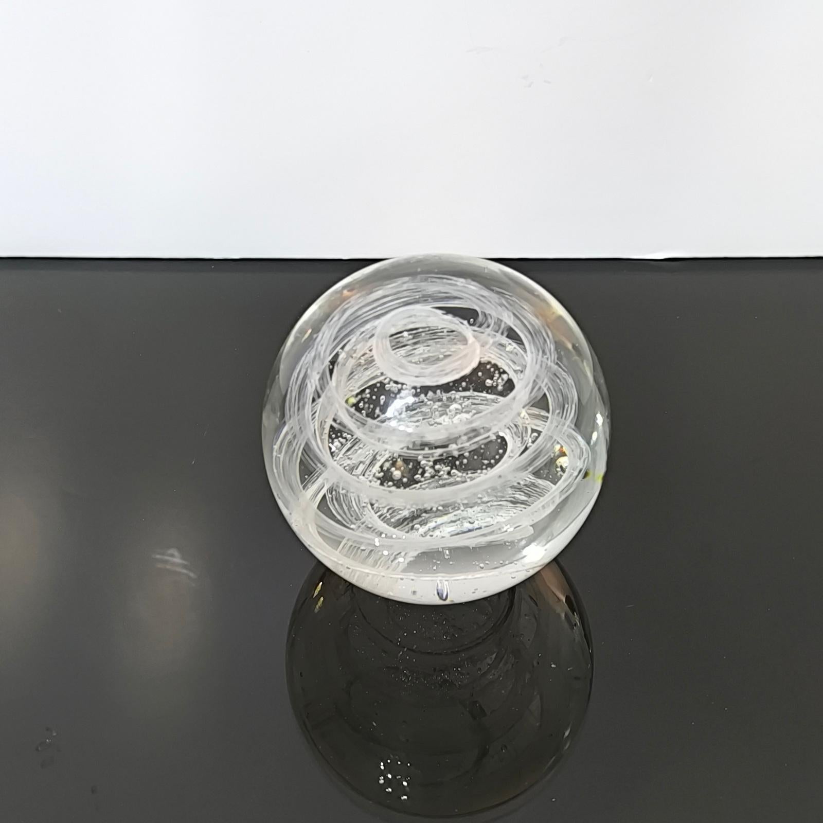 Européen Presse-papier en verre d'art italien de Murano des années 1970 avec tourbillon