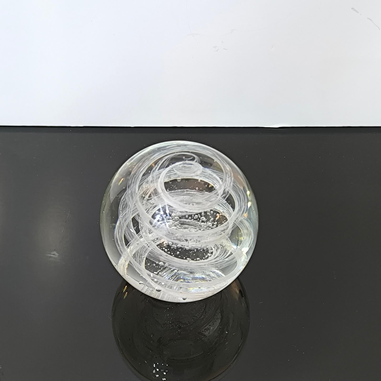 Presse-papier en verre d'art italien de Murano des années 1970 avec tourbillon Excellent état à Bochum, NRW