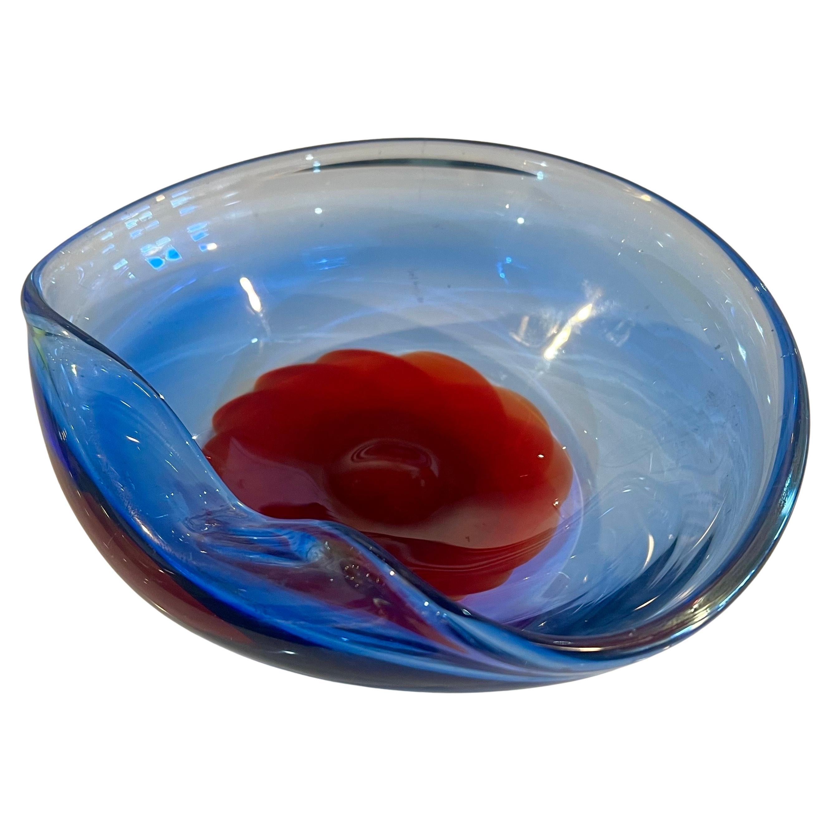 Bonita y elegante dulcera de forma libre de Murano , cuenco de cristal de los años 60 en azul y rojo excelente estado .