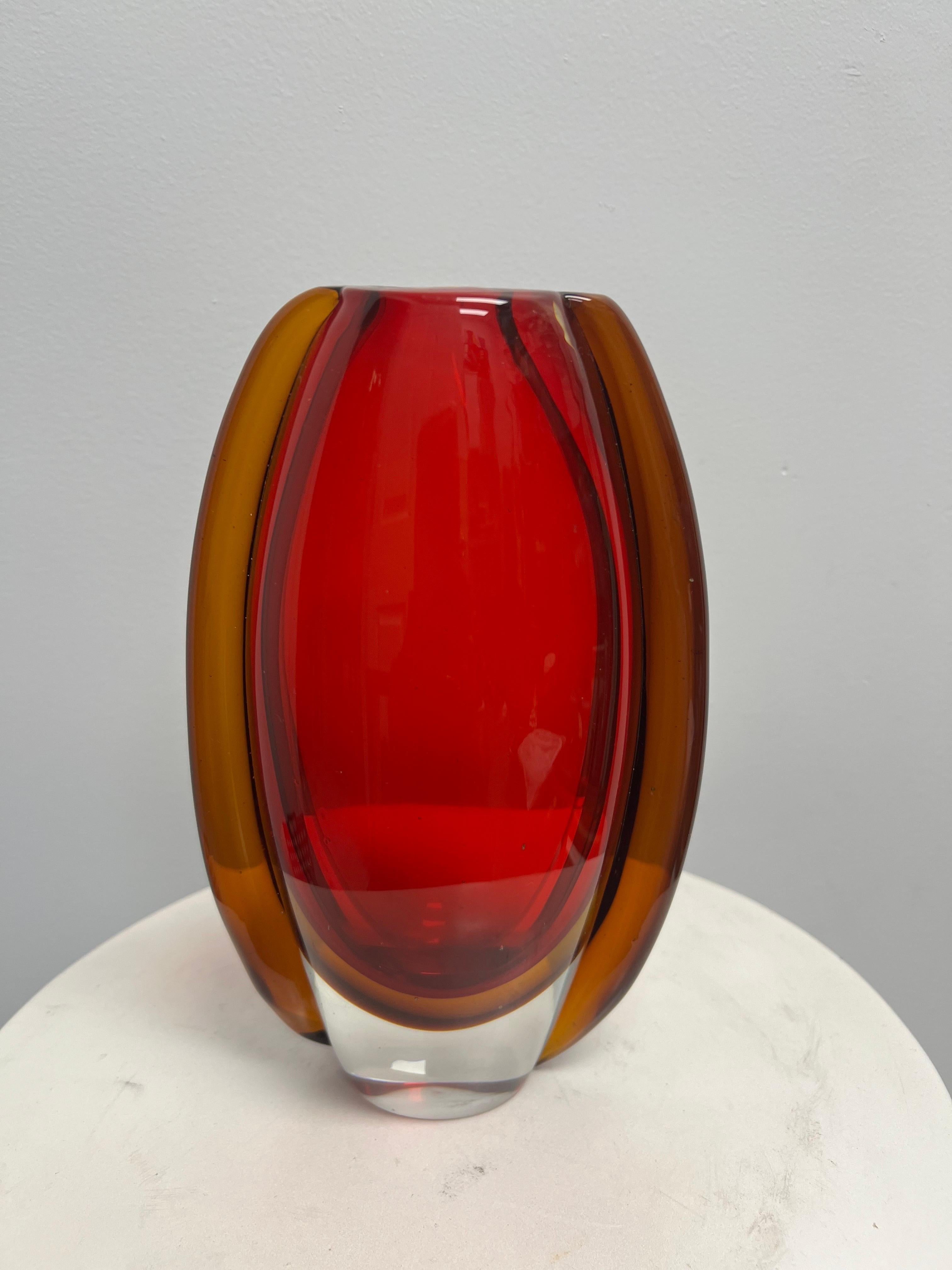 Soffiato a mano, alto 8,5 pollici  Rosso  V. Nason Vaso ovale in vetro artistico.  È un vero schianto e le foto non gli rendono giustizia.
