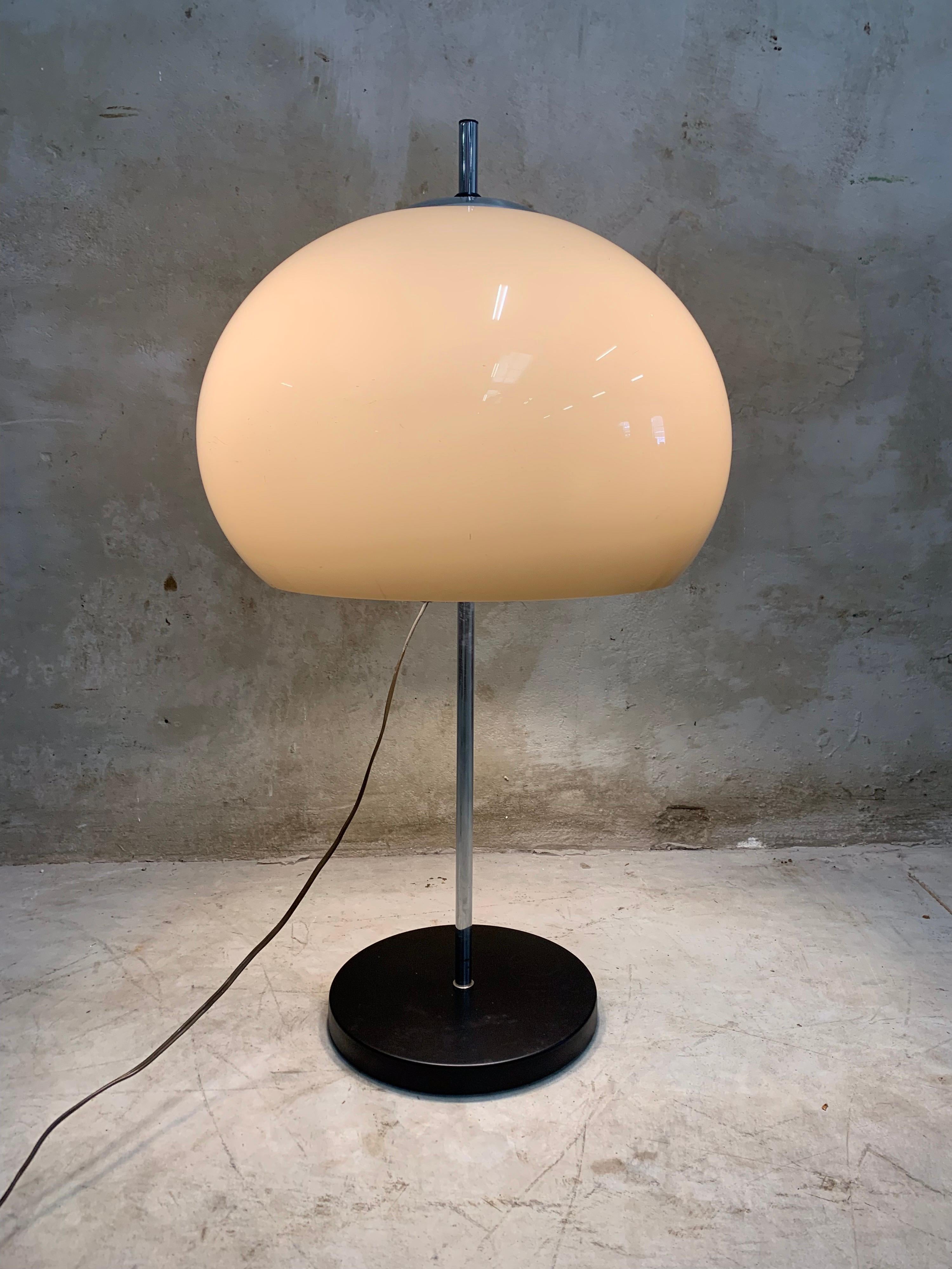 Large design table lamp from the 1970s made by the Dijkstra company from Haarlem, the Netherlands. Also called mushroom lamp. The shade is made of plastic with a beautiful brown color that blends in and is lit by 2 lamps (large fitting). The hood is