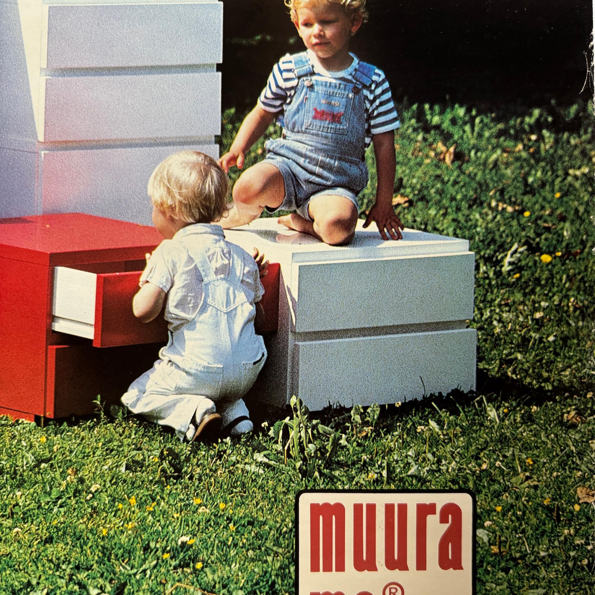 Une pièce promotionnelle frappante tirée d'une série d'affiches envoyées aux distributeurs, à la presse et aux agents par le fabricant de meubles finlandais Muurame, un cousin du design Modern Scandinavian de Marimekko, Artek et d'autres marques