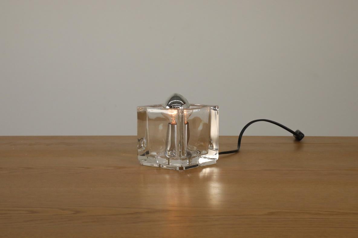 1970s glass cube table light by Nachtmann Leuchten. In original condition with visible wear consistent with its age and use. 230V Max 40W.
