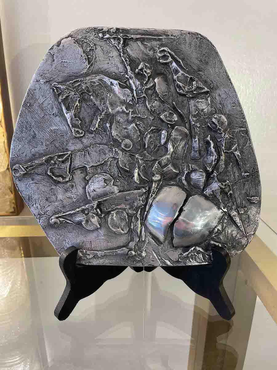 Piatto in metallo argentato Nag Arnoldi anni '70 raffigurante un cavallo.  

Dimensioni 25 x H. 24cm

Il prezzo include i costi per l'imballaggio e le casse necessarie a proteggere l'articolo e a mantenerlo stabile durante i viaggi internazionali