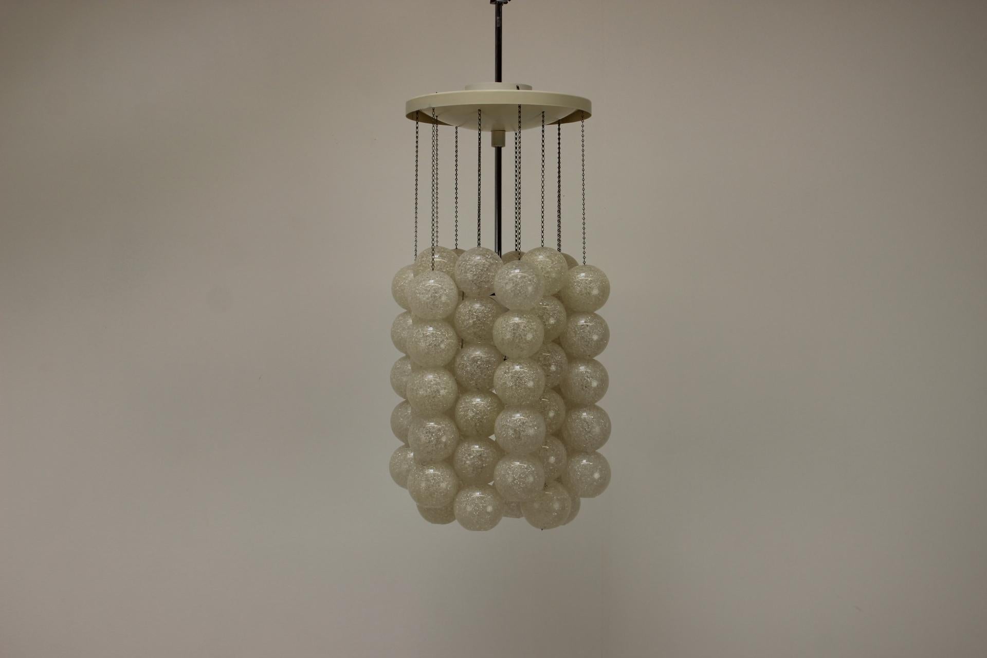 Prodotto in Cecoslovacchia, disegnato da Josef Hurka e fabbricato da Napako negli anni '70.
Realizzato in metallo e plastica.
Ripulito, pulito.
Perfettamente funzionante, in condizioni originali, con pochi segni di usura.
