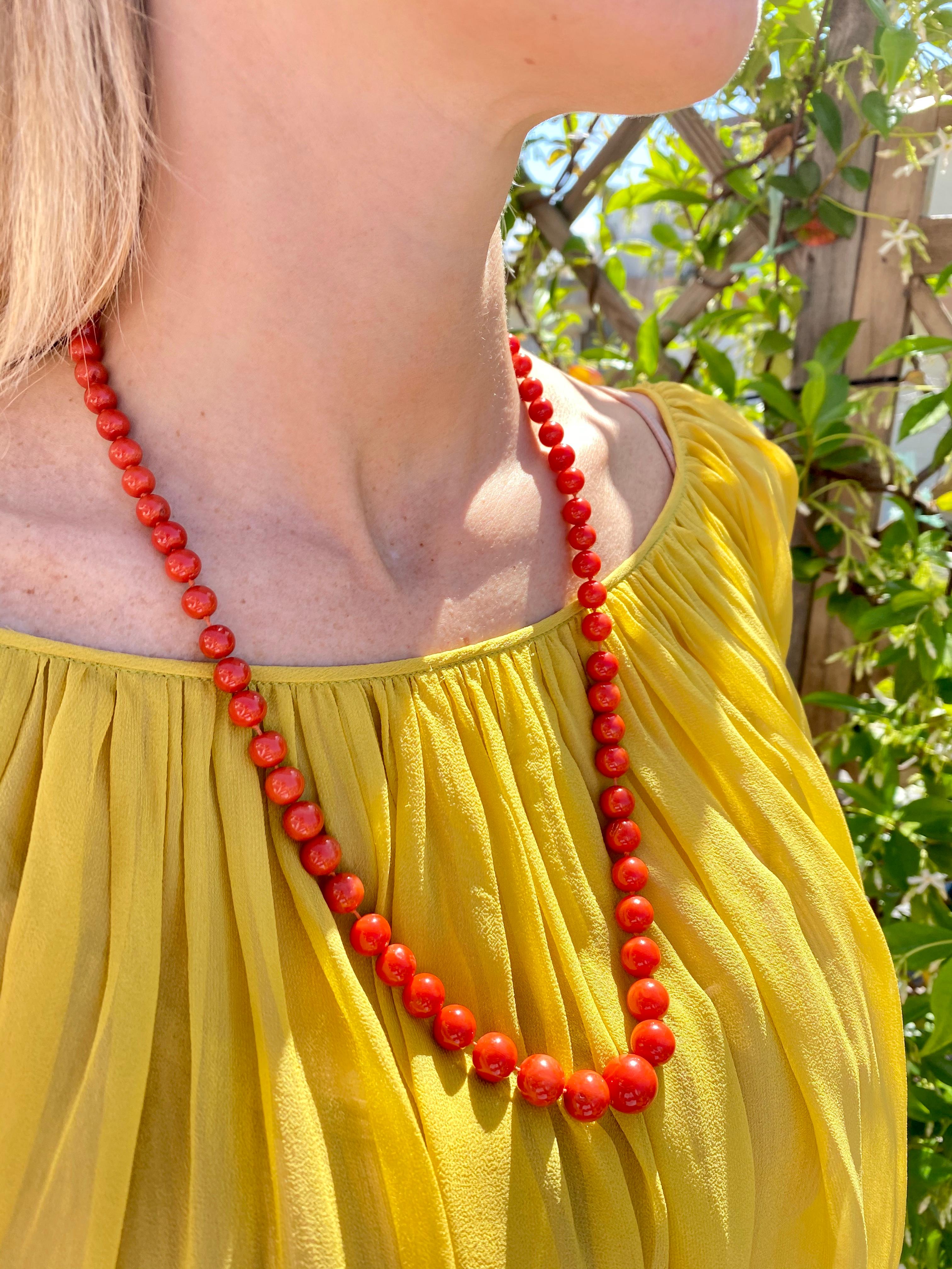 Collier long en corail méditerranéen naturel des années 1970 en vente 4