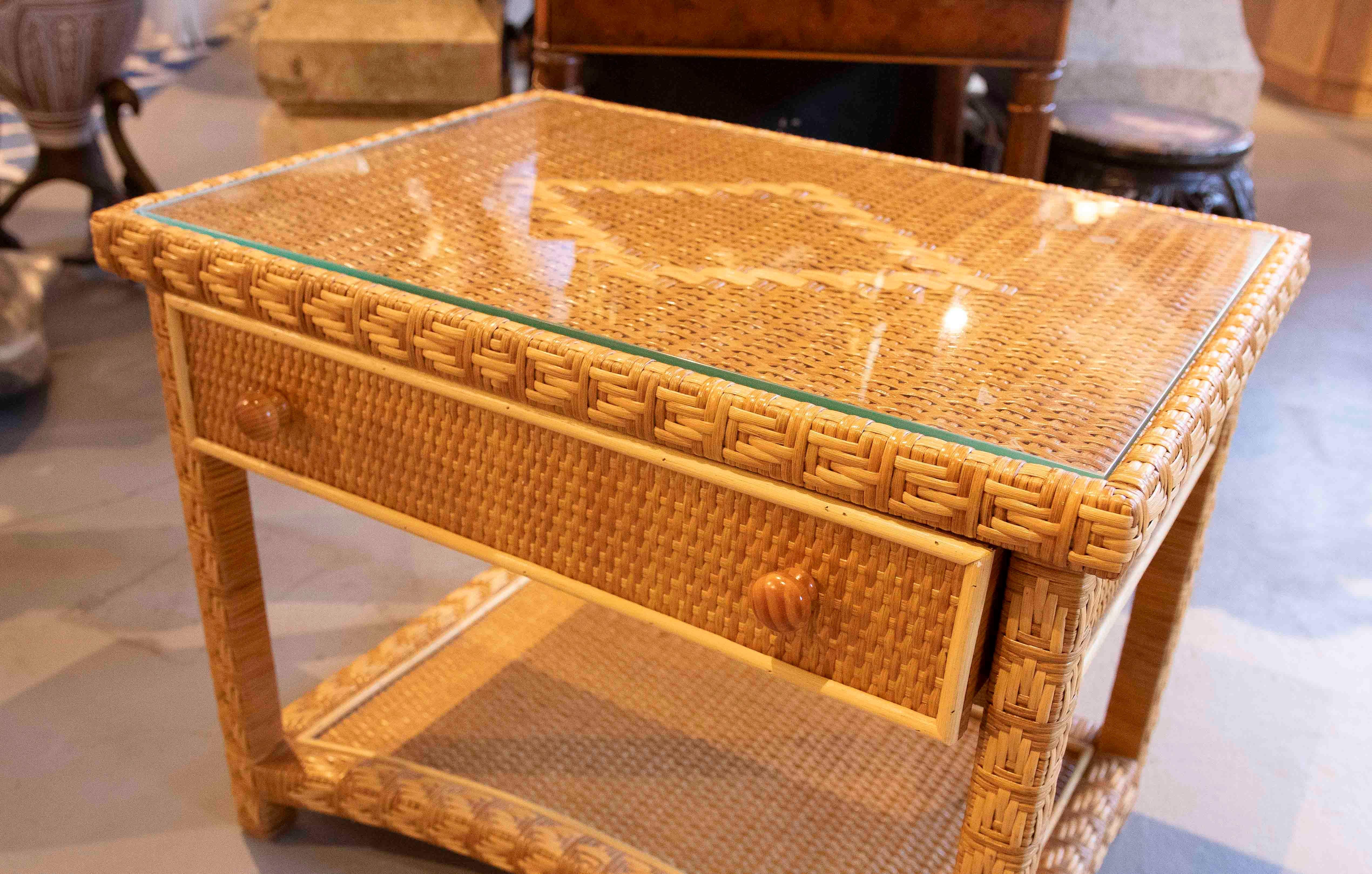 1970er Jahre Natürlicher Rattan Beistelltisch mit Schublade und Glasplatte - Coastal Style im Angebot 4