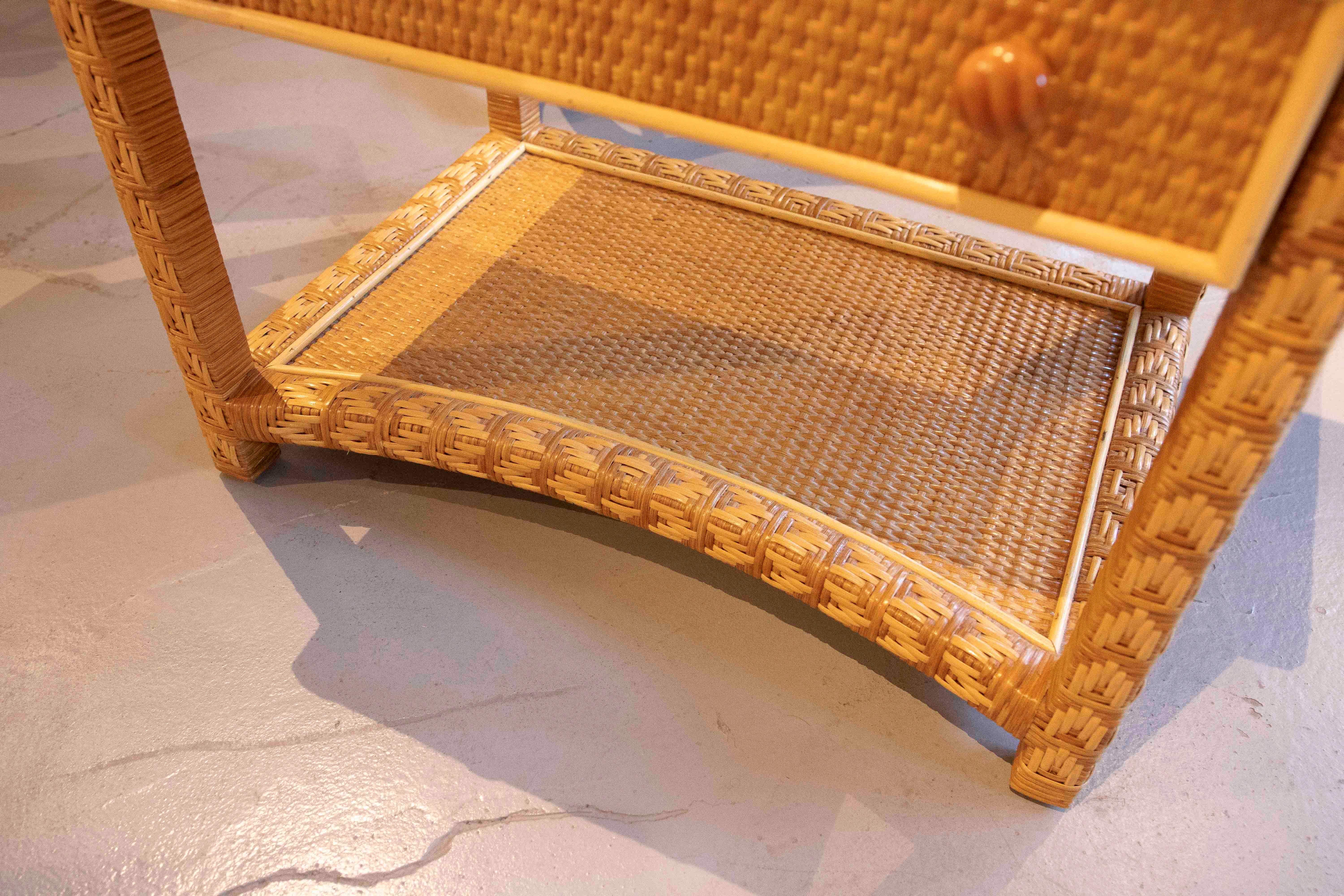 1970er Jahre Natürlicher Rattan Beistelltisch mit Schublade und Glasplatte - Coastal Style im Angebot 5