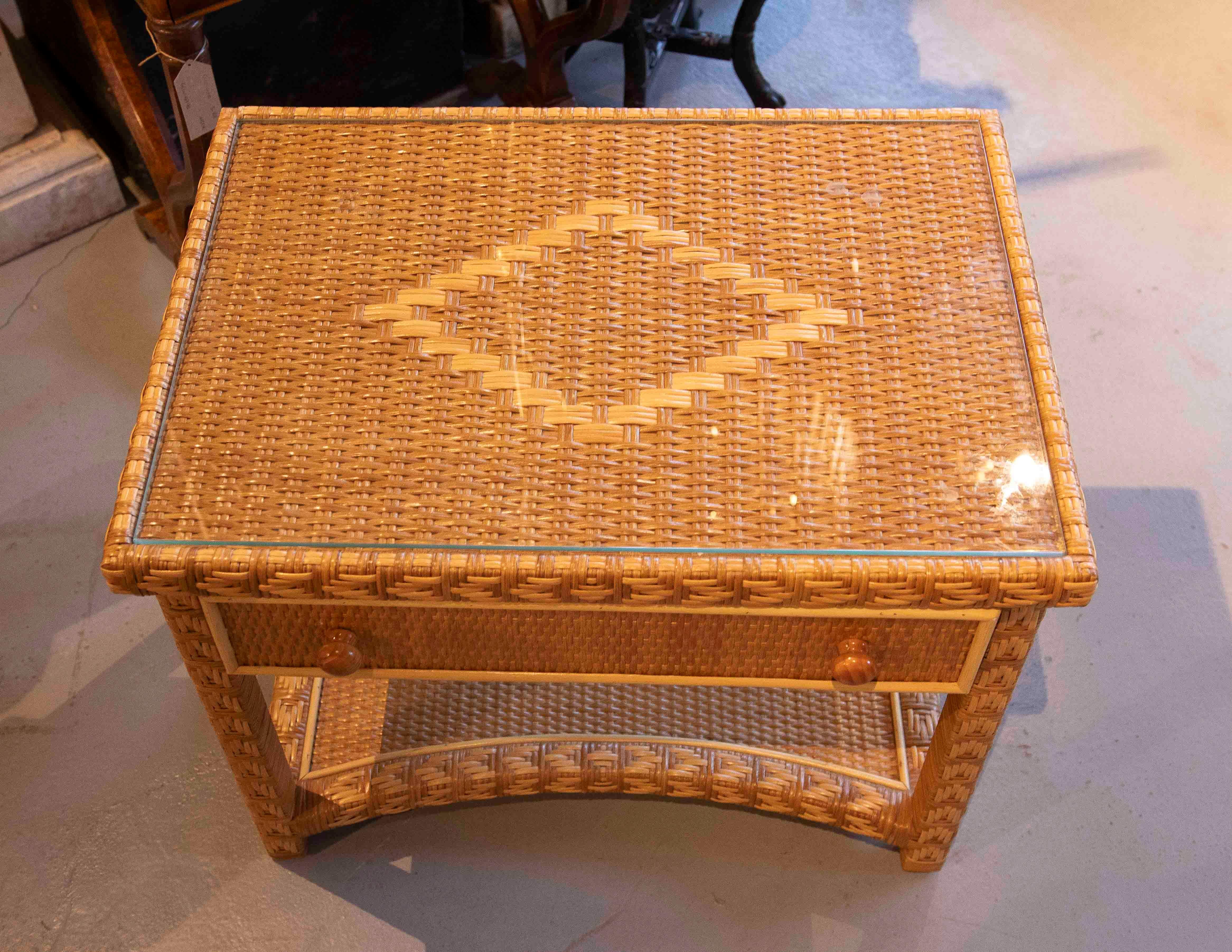 1970er Jahre Natürlicher Rattan Beistelltisch mit Schublade und Glasplatte - Coastal Style im Angebot 6