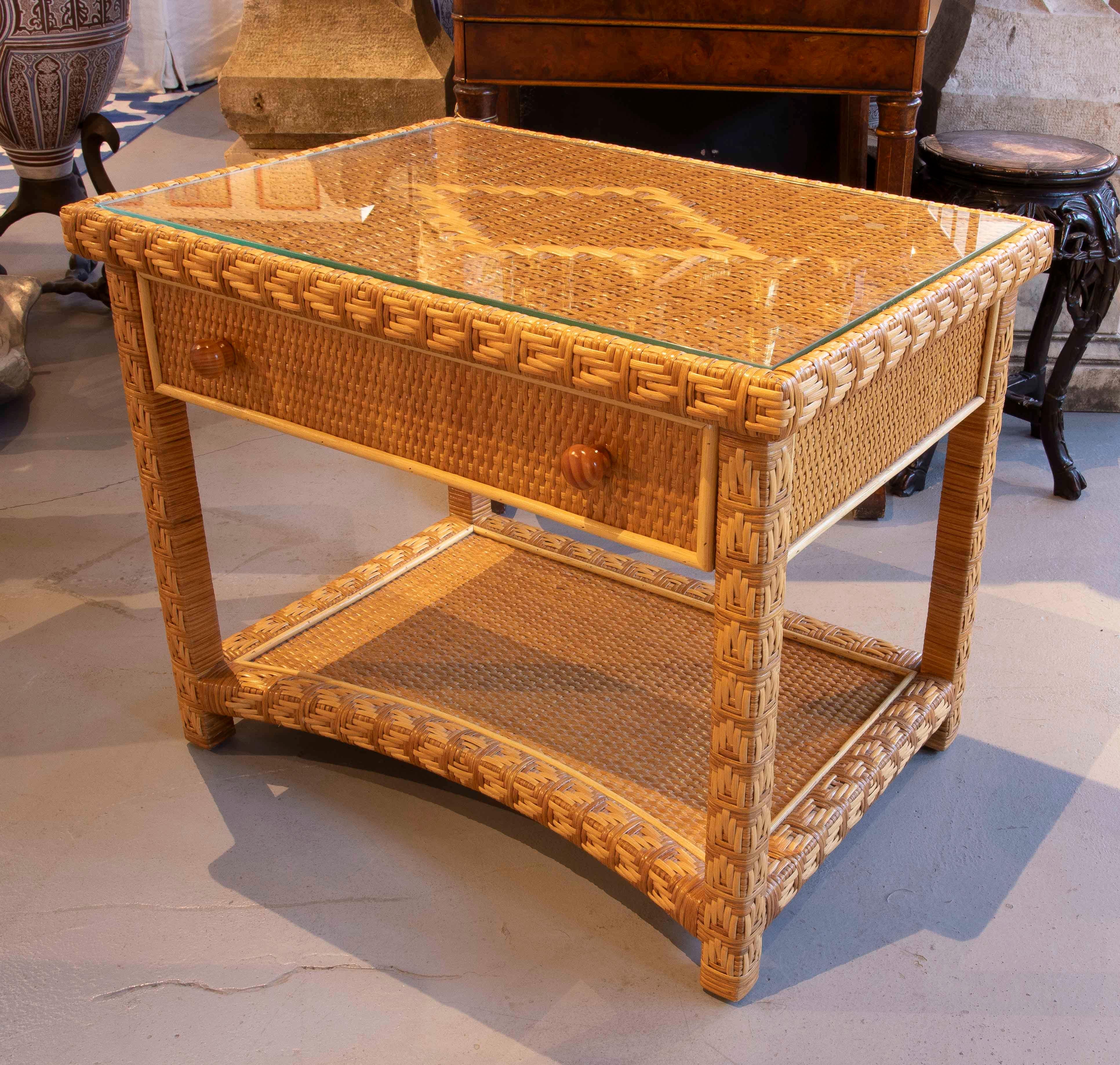 1970er Jahre Natürlicher Rattan Beistelltisch mit Schublade und Glasplatte - Coastal Style (Spanisch) im Angebot