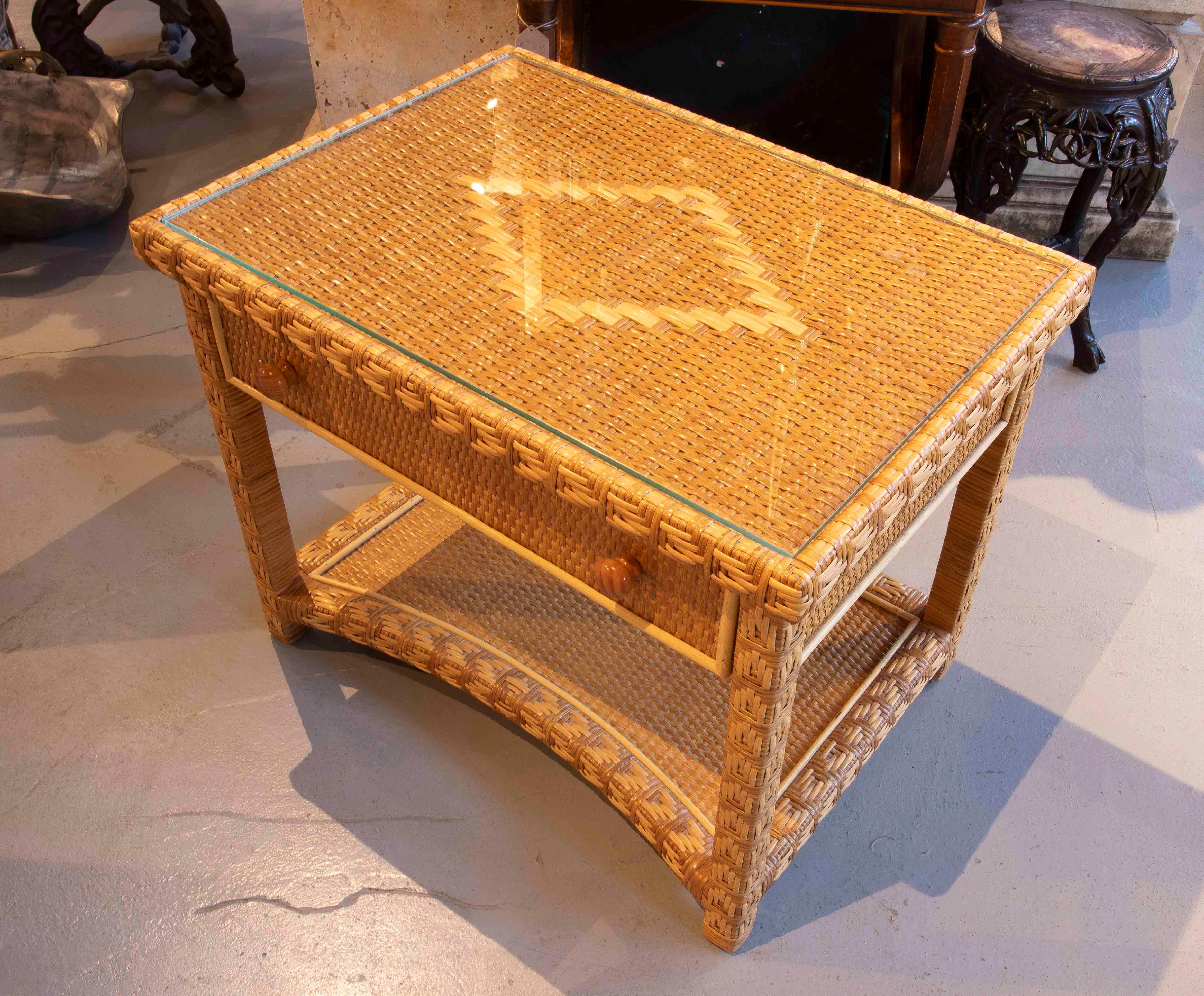 1970er Jahre Natürlicher Rattan Beistelltisch mit Schublade und Glasplatte - Coastal Style im Zustand „Gut“ im Angebot in Marbella, ES