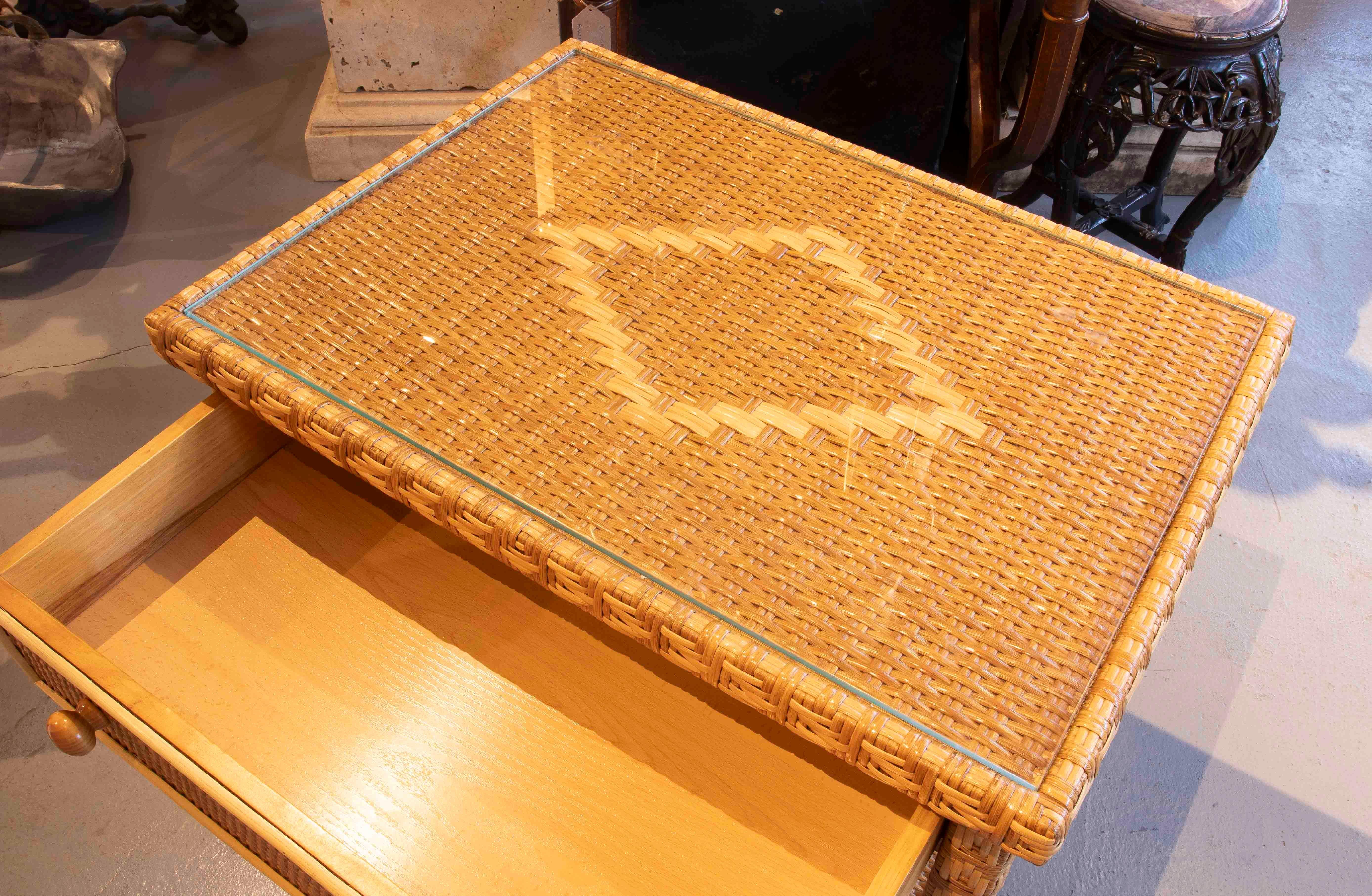 1970er Jahre Natürlicher Rattan Beistelltisch mit Schublade und Glasplatte - Coastal Style (Korbweide) im Angebot