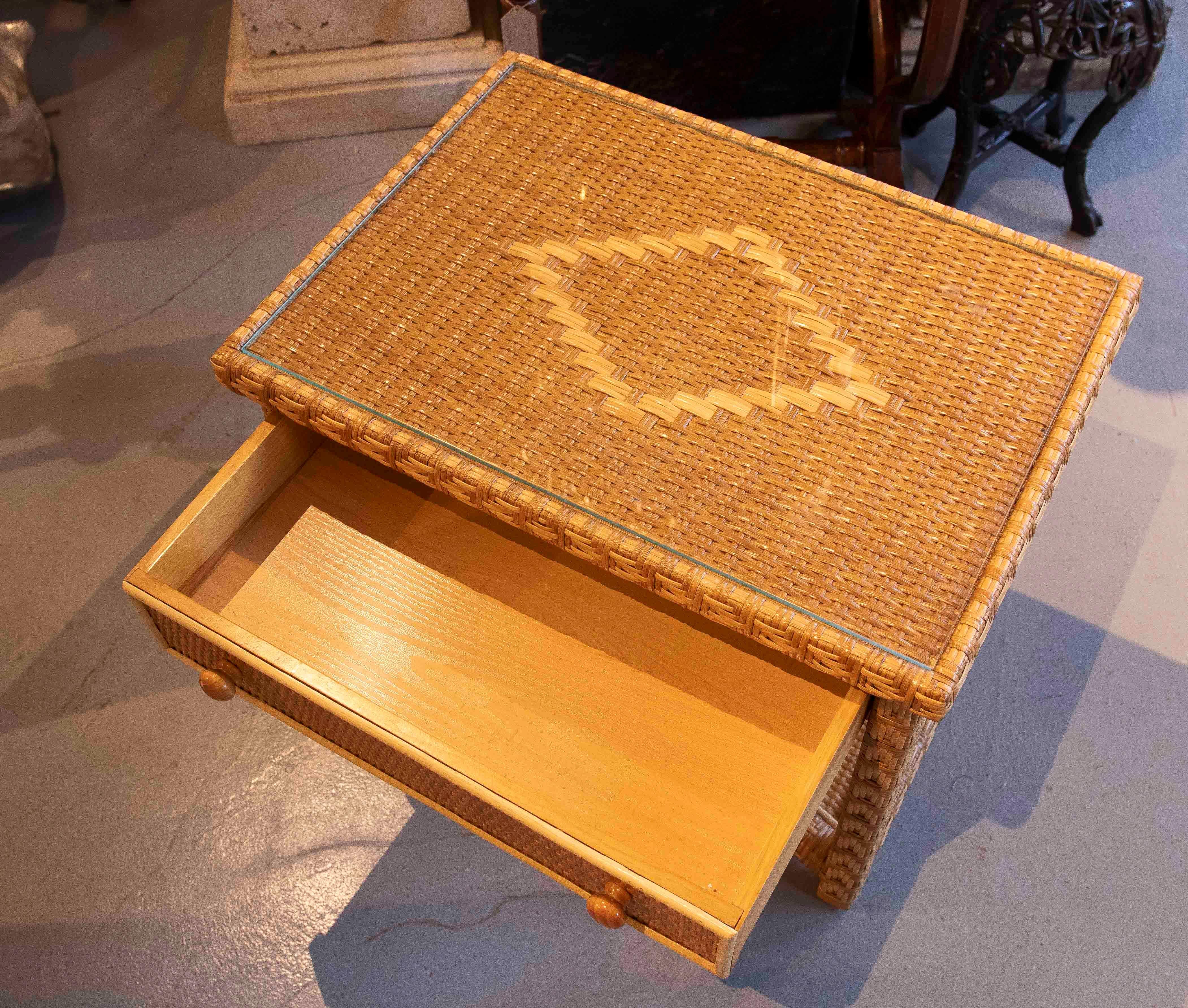 1970er Jahre Natürlicher Rattan Beistelltisch mit Schublade und Glasplatte - Coastal Style im Angebot 1