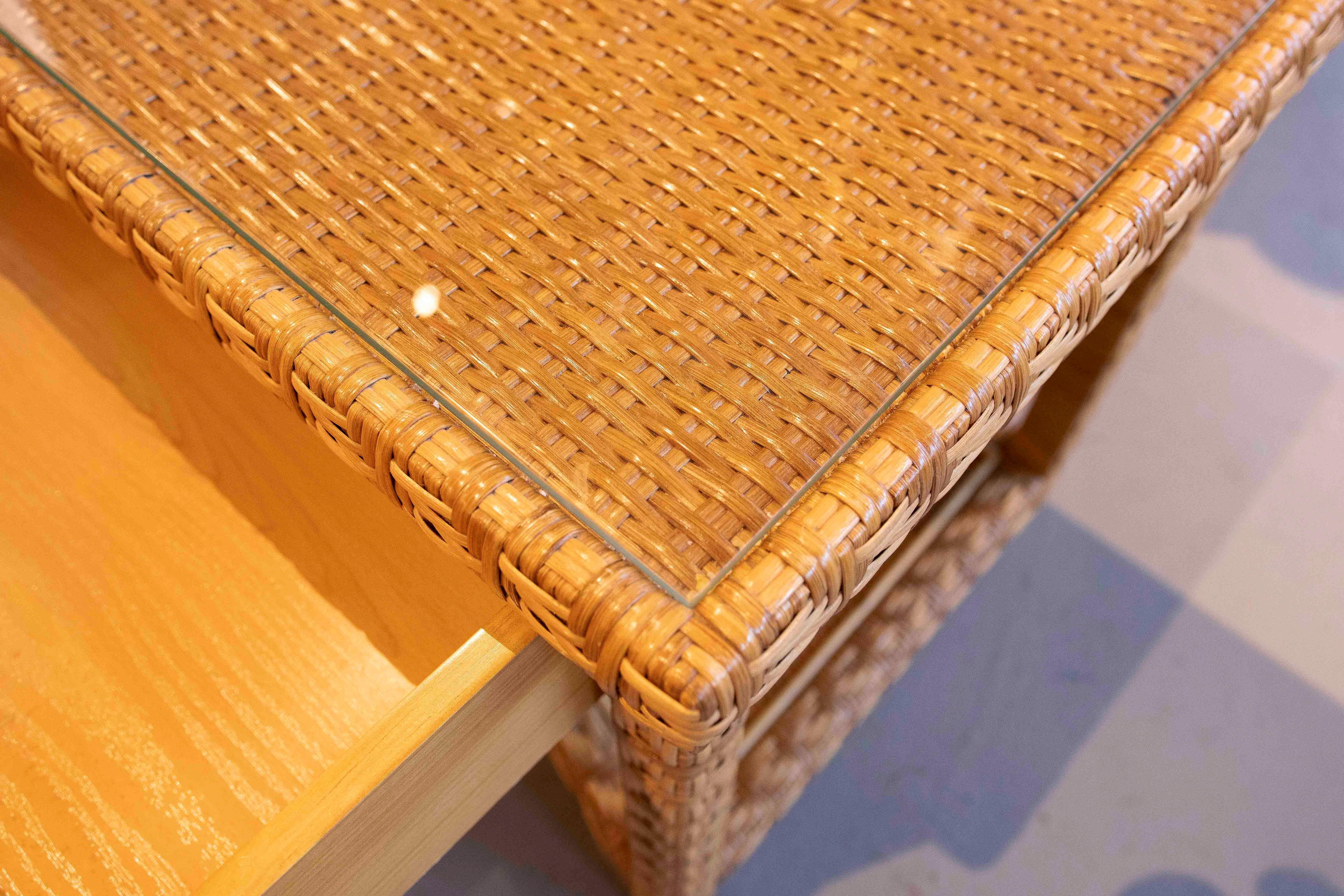 1970er Jahre Natürlicher Rattan Beistelltisch mit Schublade und Glasplatte - Coastal Style im Angebot 3