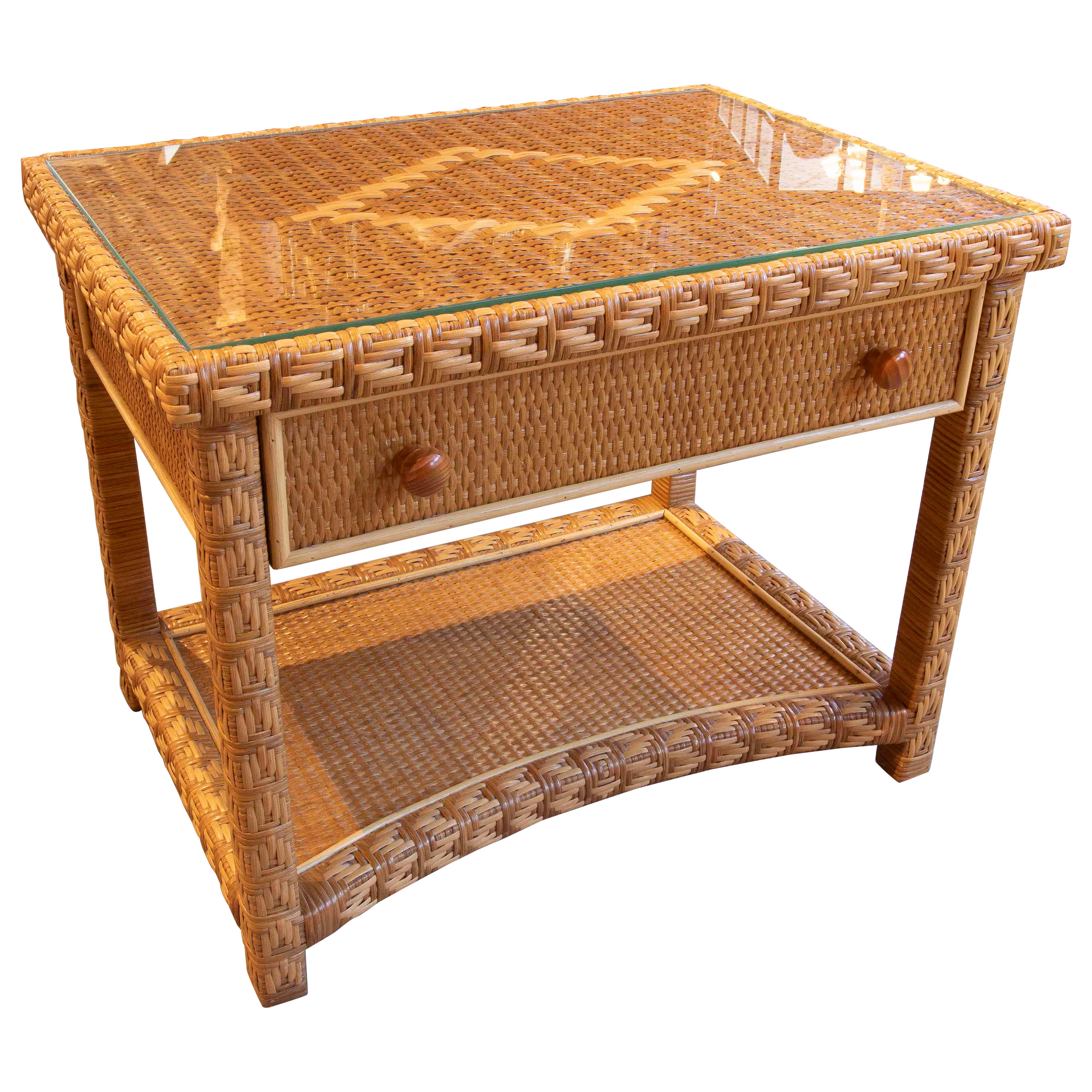 1970er Jahre Natürlicher Rattan Beistelltisch mit Schublade und Glasplatte - Coastal Style im Angebot
