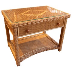 Tavolino in rattan naturale anni '70 con cassetto e piano in vetro - stile costiero