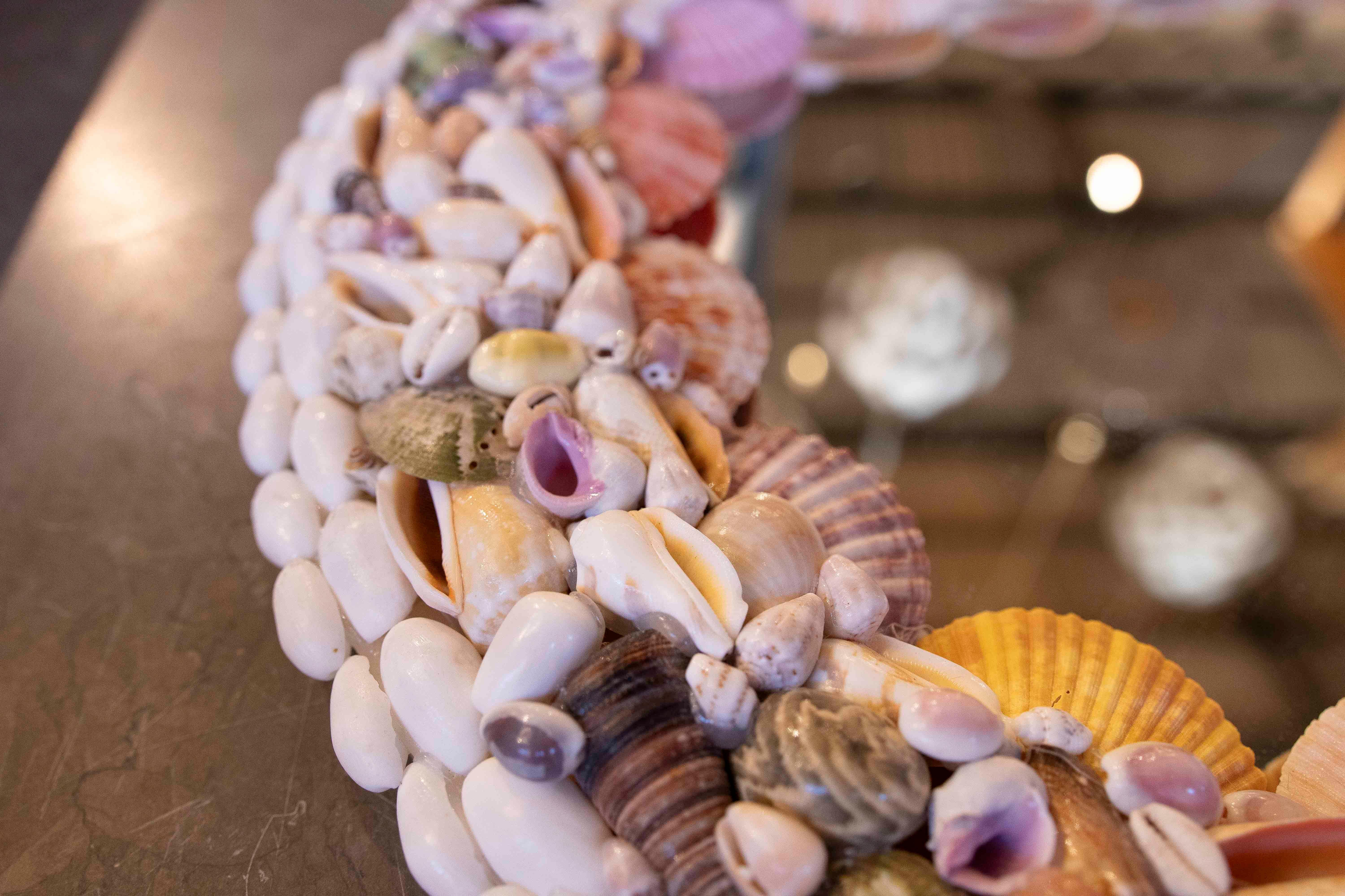 Espagnol 1970 Nature Seashells Oval Wall Mirror (miroir mural ovale) en vente