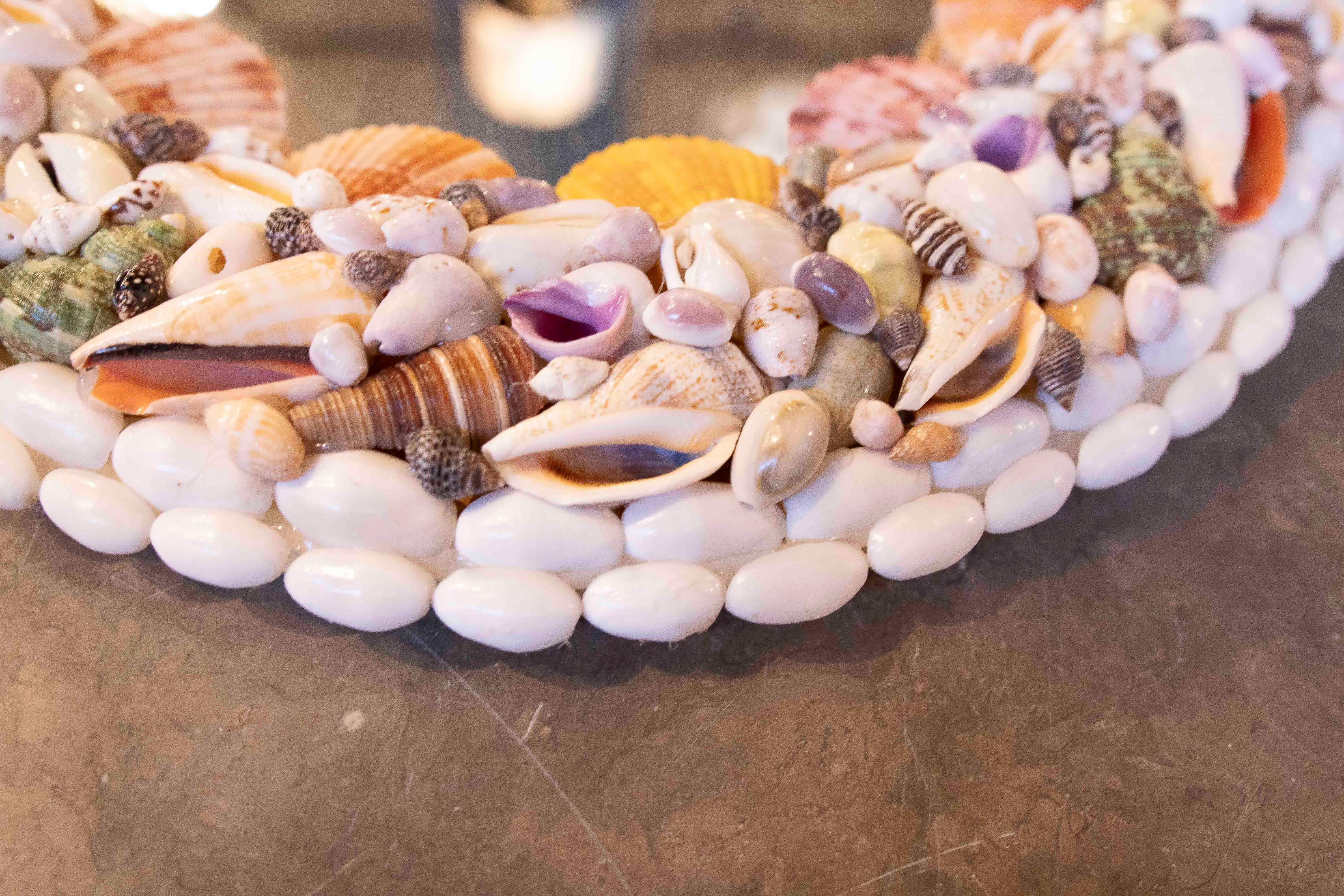 20ième siècle 1970 Nature Seashells Oval Wall Mirror (miroir mural ovale) en vente