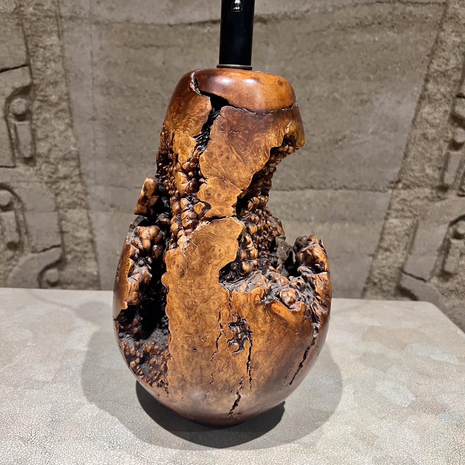 Lámpara de mesa de madera de nogal natural de los años 70 Organic Modern finales del siglo XX en venta